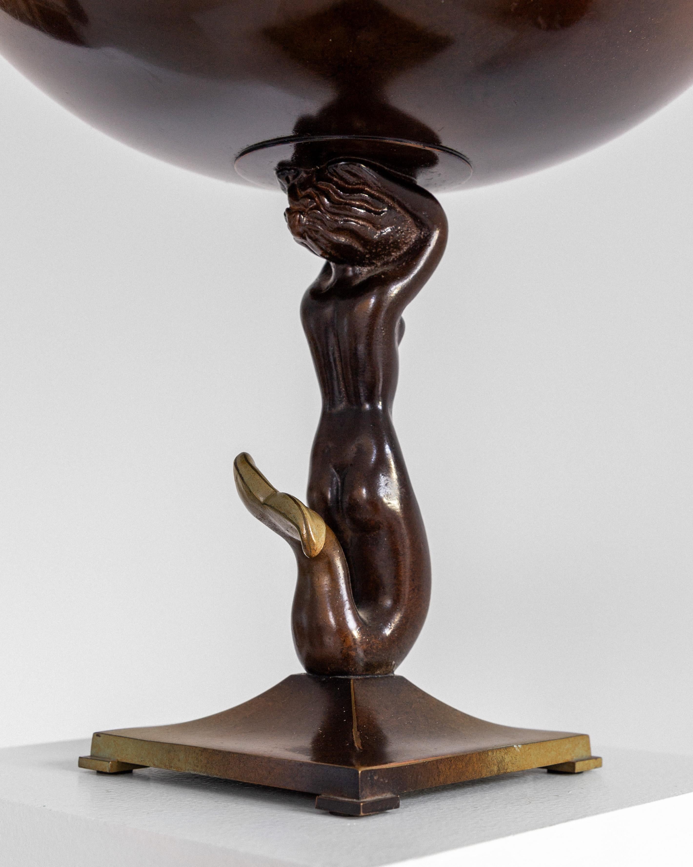 Tafelaufsatz Bronzeschale auf Fuß mit Meerjungfrau von Ystad Metall, schwedisches Art déco im Angebot 1