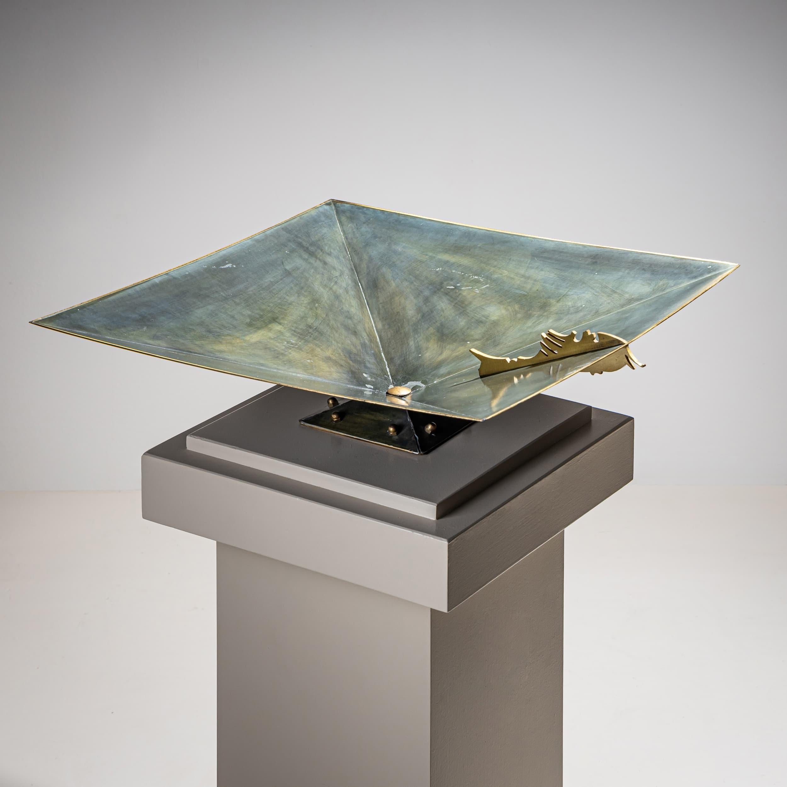 Quadratischer Metallaufsatz auf einem pyramidenförmigen Sockel mit einem gezackten dekorativen Element entlang des Randes, ausgeführt in einem kühnen brutalistischen Stil. Signiert auf der Unterseite 