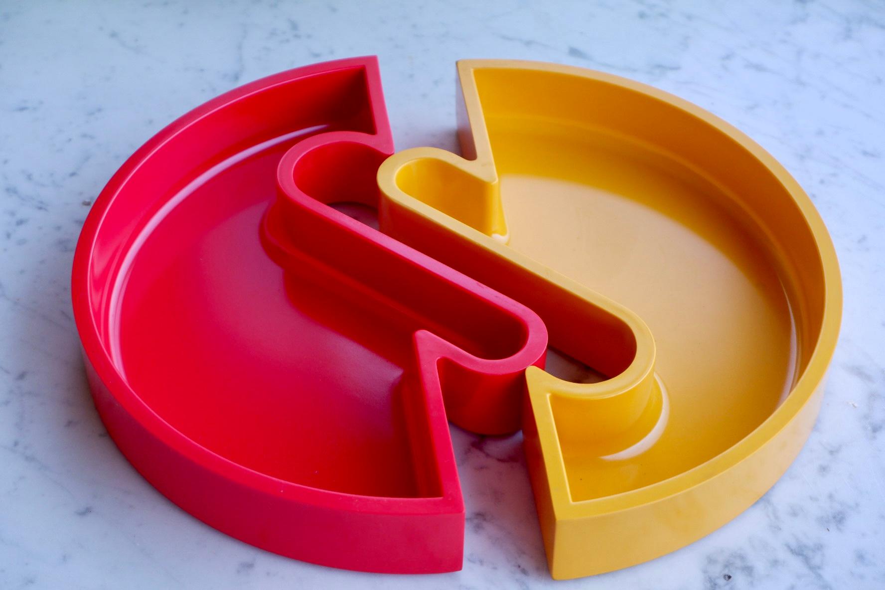 Vintage design plate of the Italian brand Lamperti designed by Seiffert & Seiffert (marked). The plate consists of two separate elements which can be put together and is made of hard yellow and red plastic. The condition is excellent.
