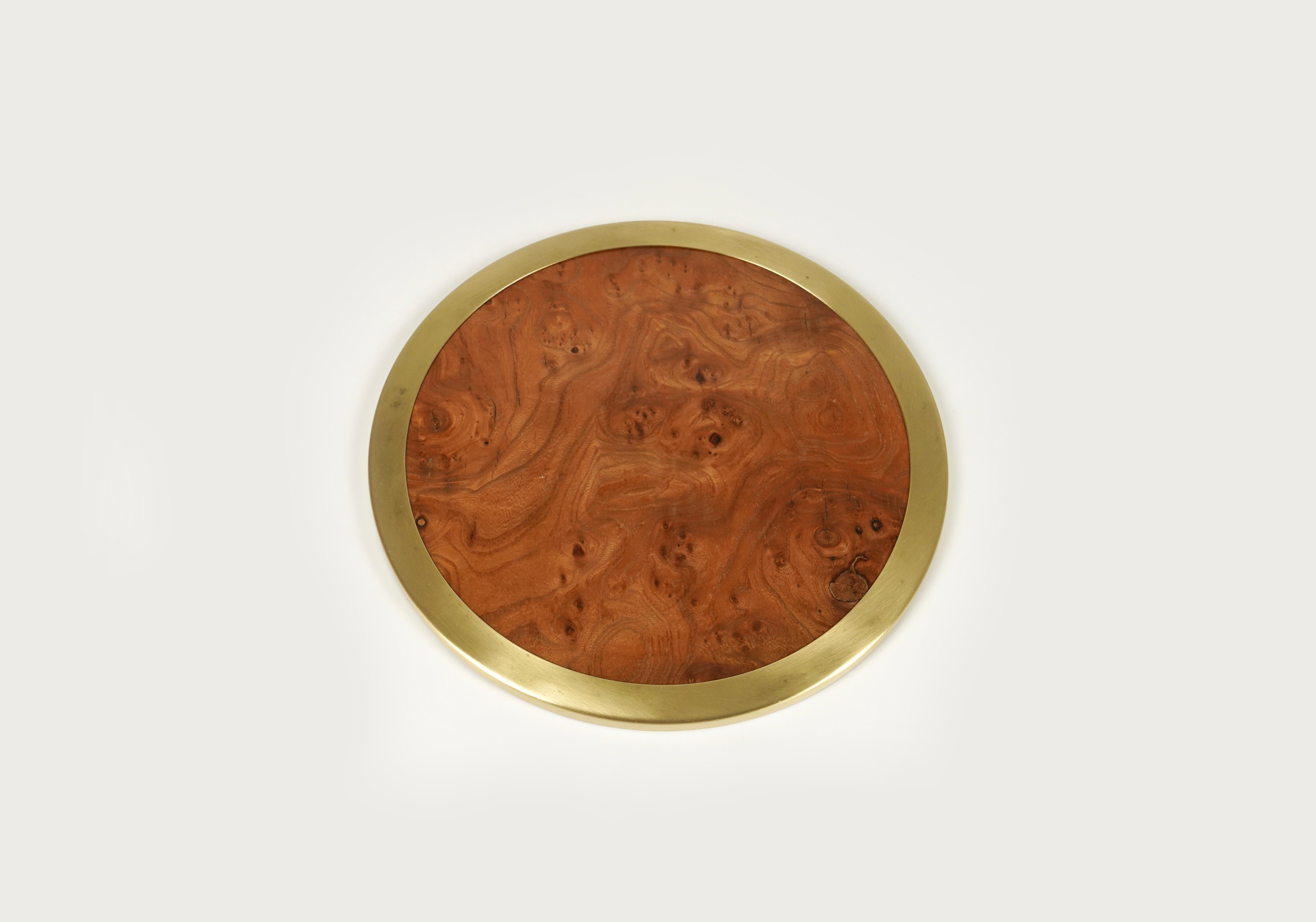 Mid-century round centerpiece or serving tray in wood and polished brass in the style of Willy Rizzo.

Made in Italy in the 1960s.

Wood and brass has been polished by a professional restorer.