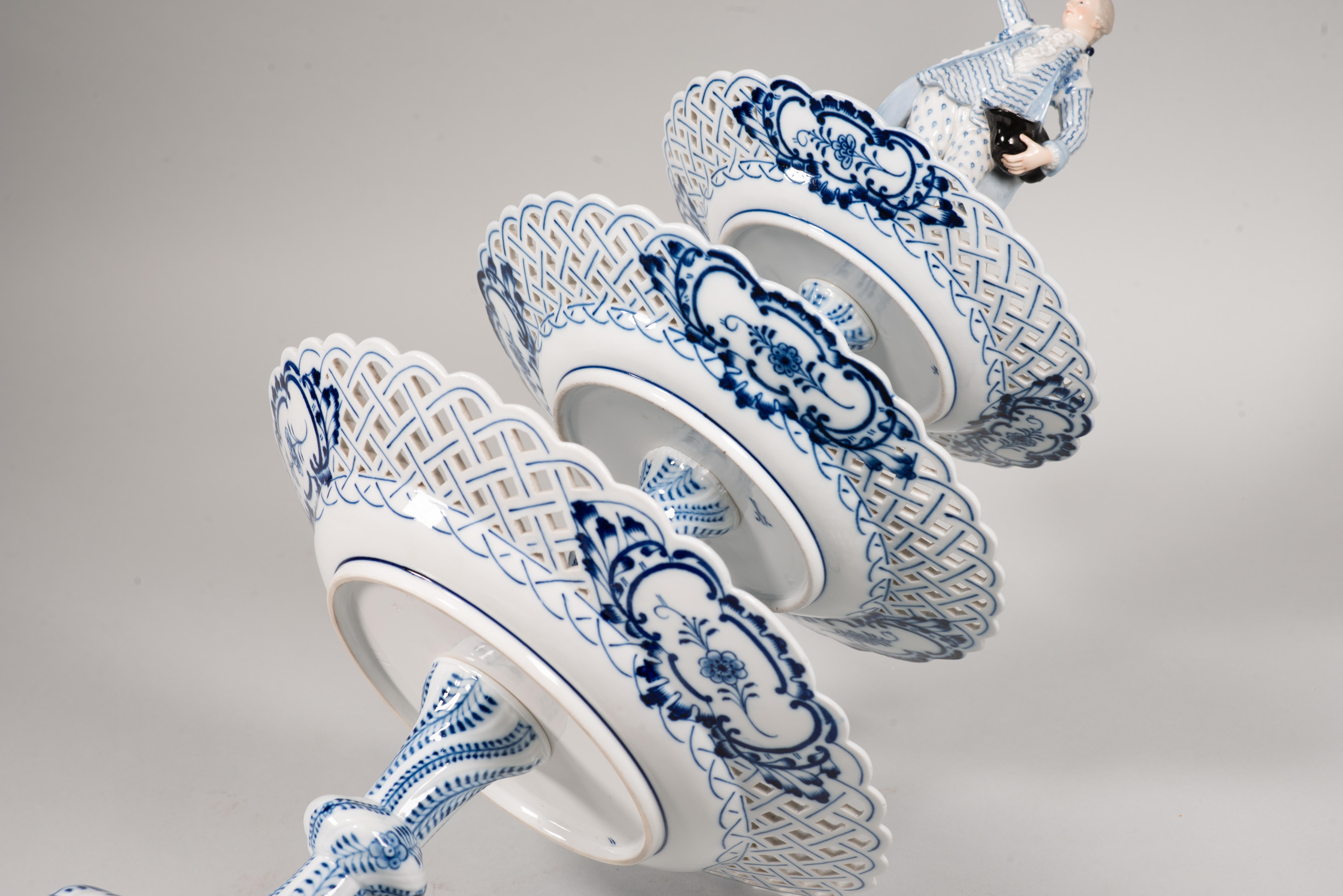 Centerpiece. Glazed porcelain. Meissen, Germany, 19th c. For Sale 4