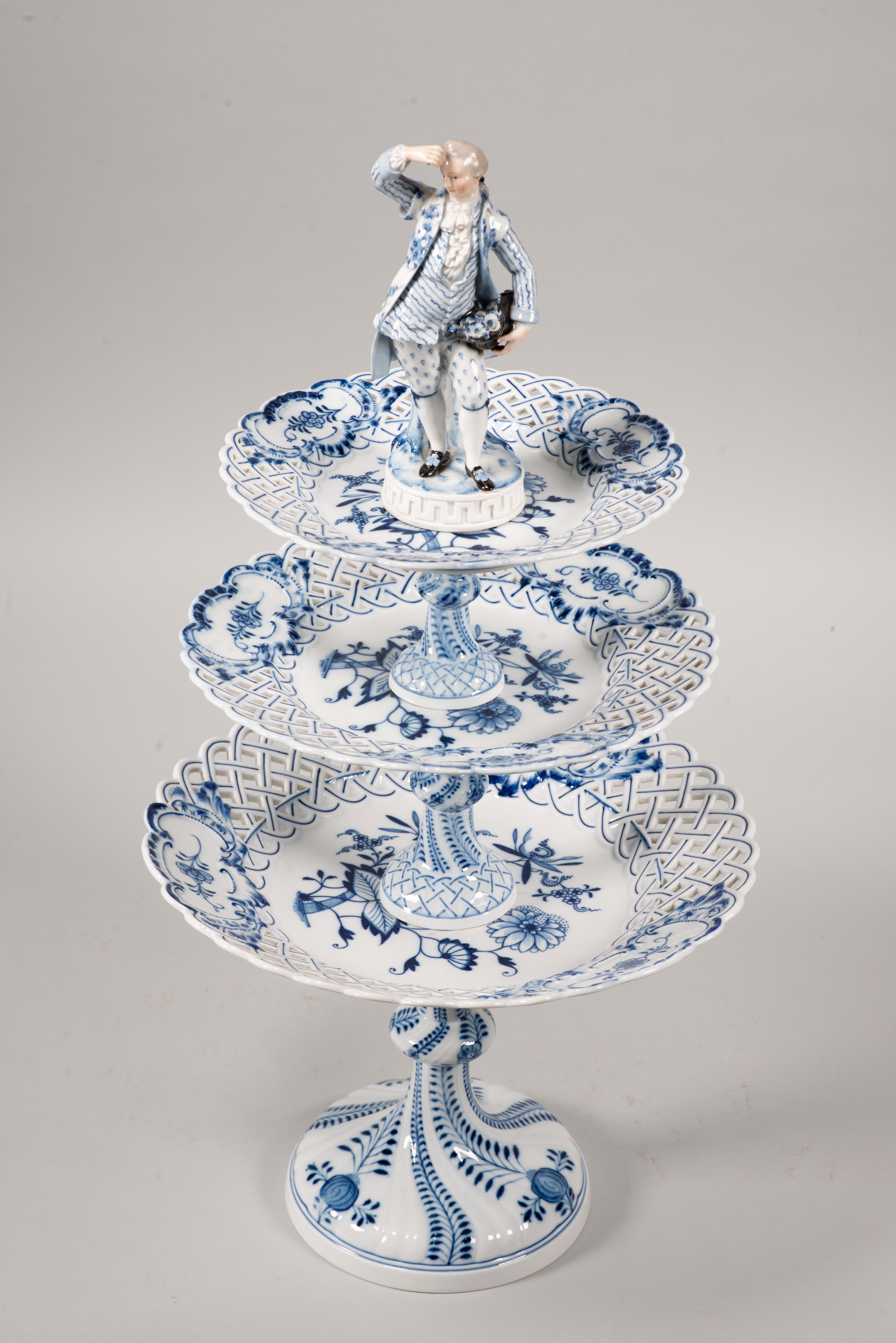 Centerpiece. Glazed porcelain. Meissen, Germany, 19th c. For Sale 5