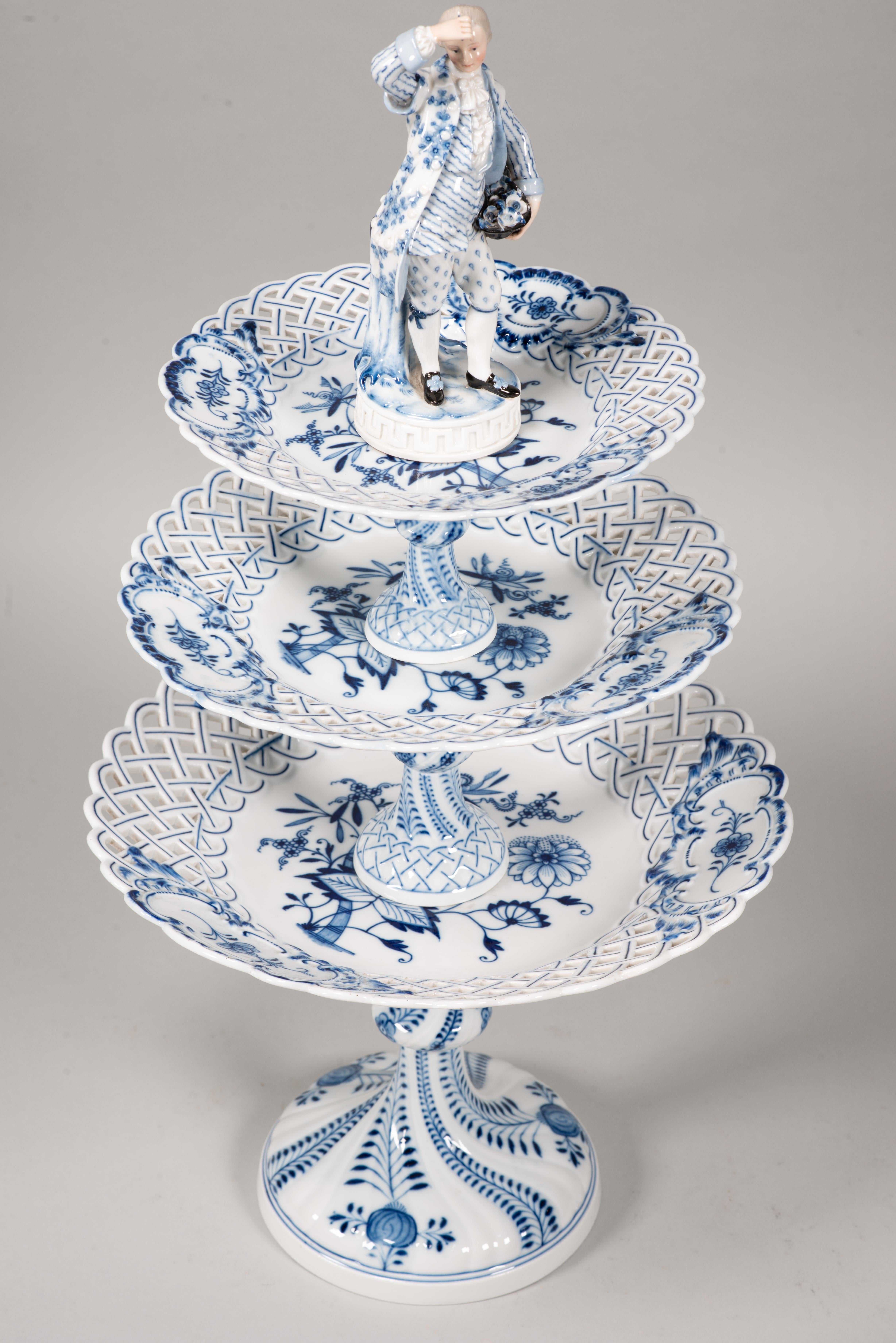 Centerpiece. Glazed porcelain. Meissen, Germany, 19th c. In Fair Condition For Sale In Madrid, ES