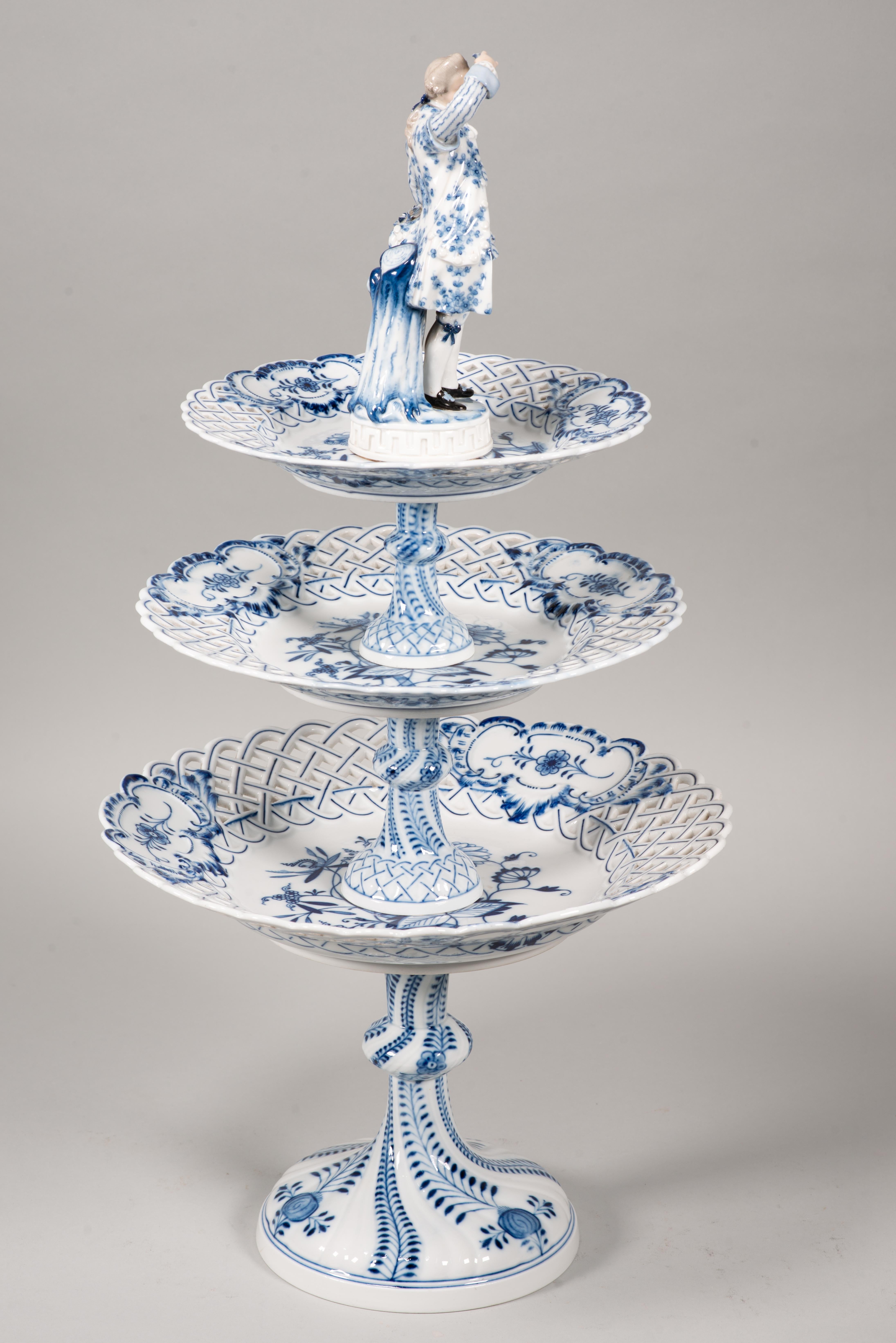 19th Century Centerpiece. Glazed porcelain. Meissen, Germany, 19th c. For Sale