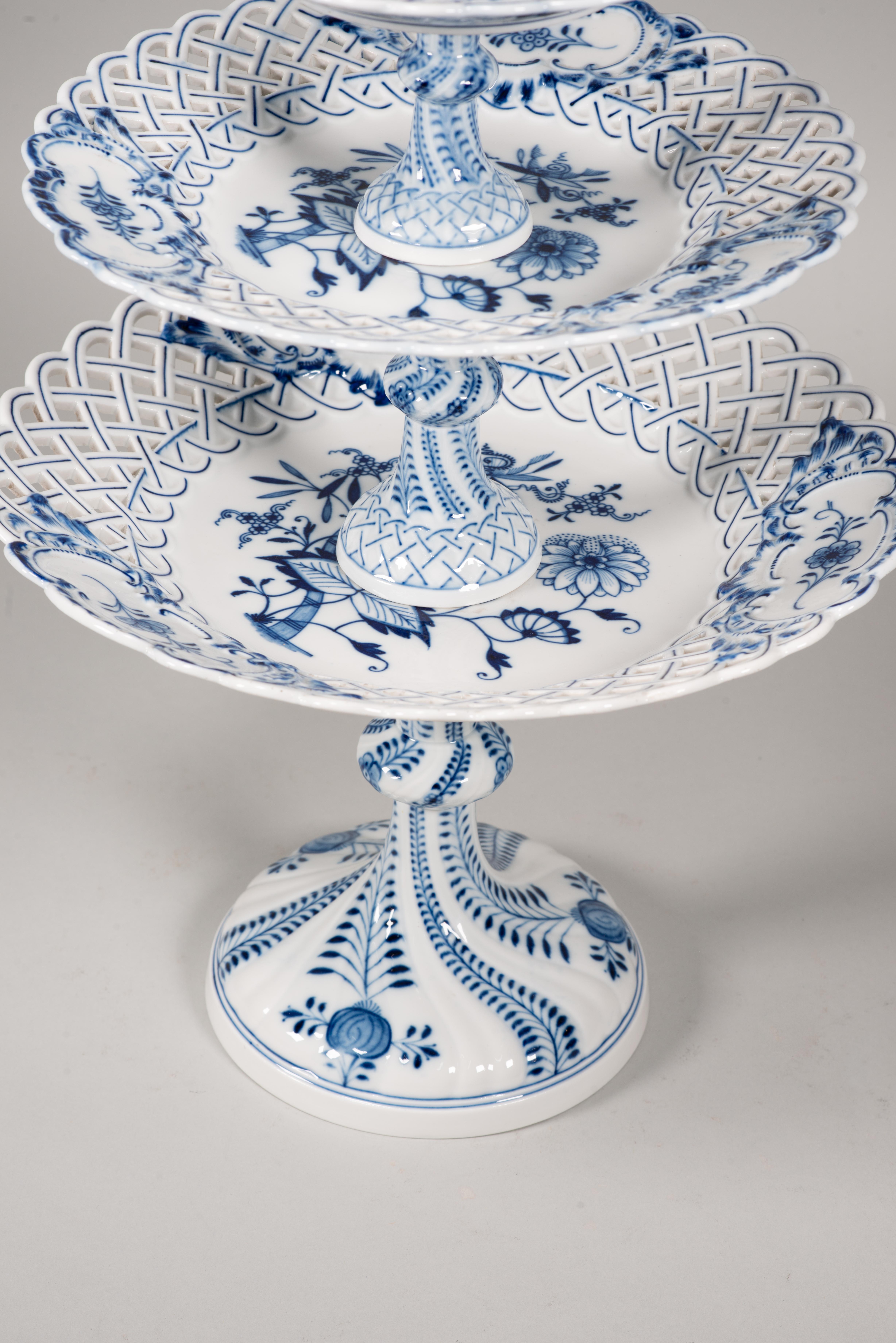 Porcelain Centerpiece. Glazed porcelain. Meissen, Germany, 19th c. For Sale