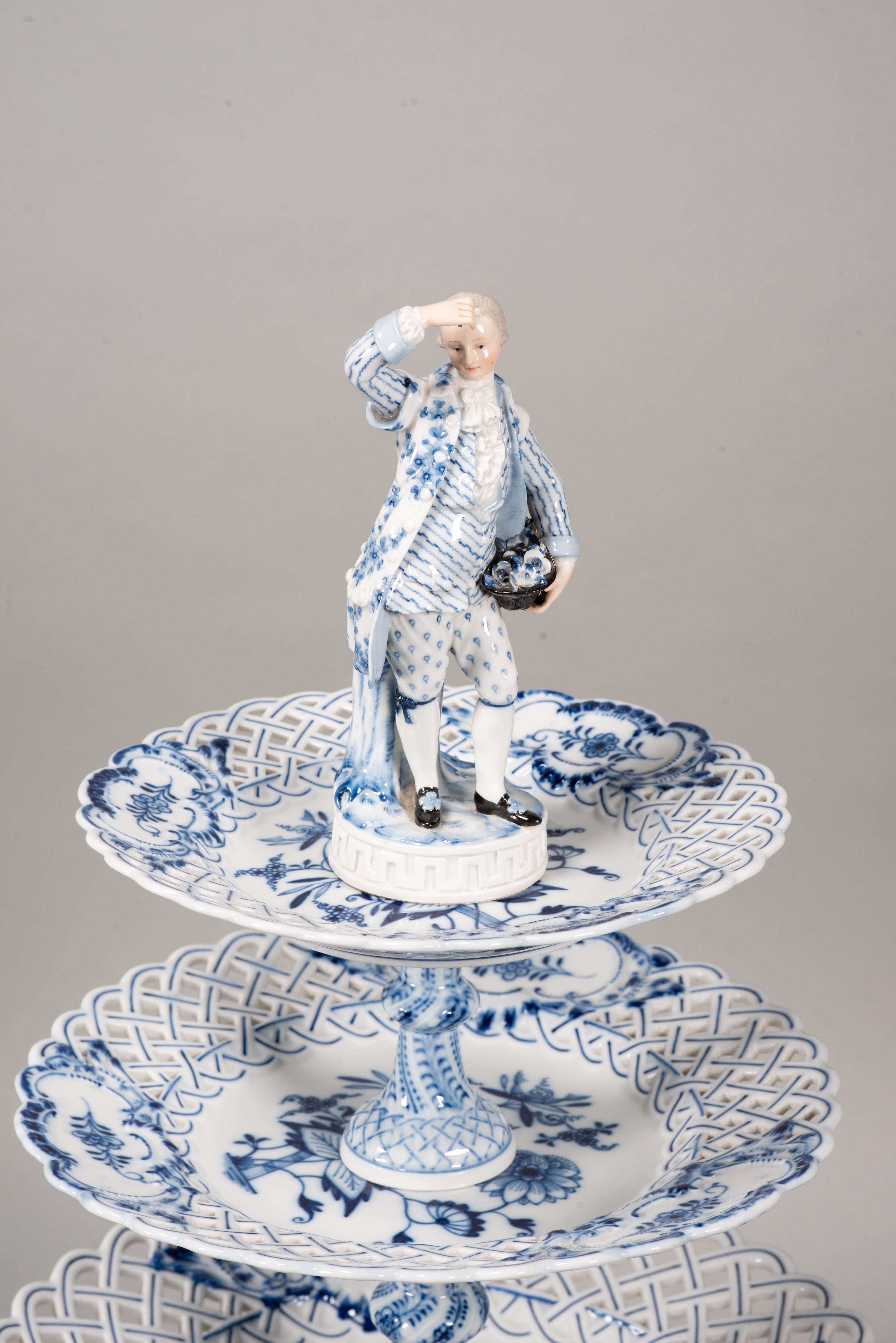 Centerpiece. Glazed porcelain. Meissen, Germany, 19th c. For Sale 1