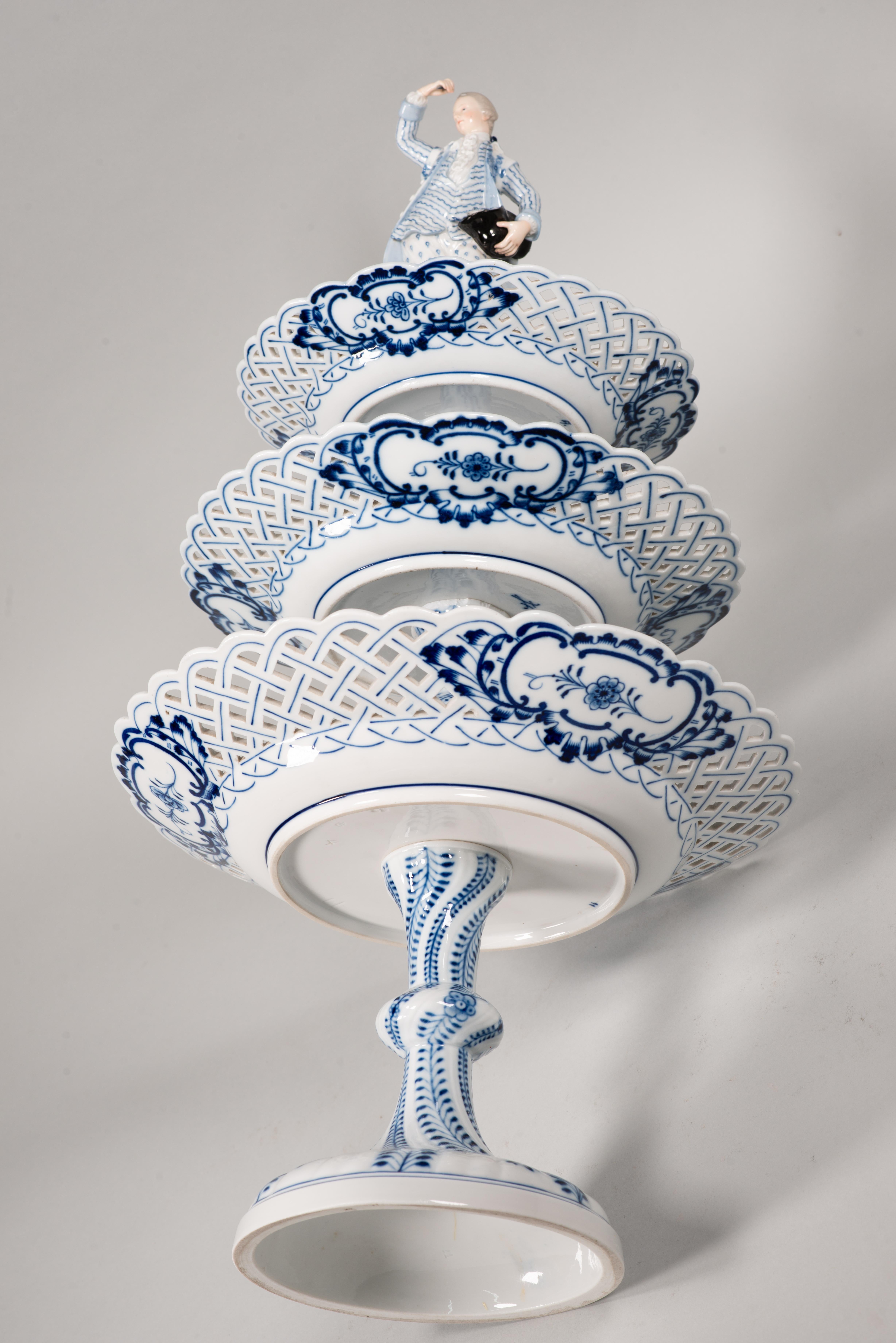 Centerpiece. Glazed porcelain. Meissen, Germany, 19th c. For Sale 2