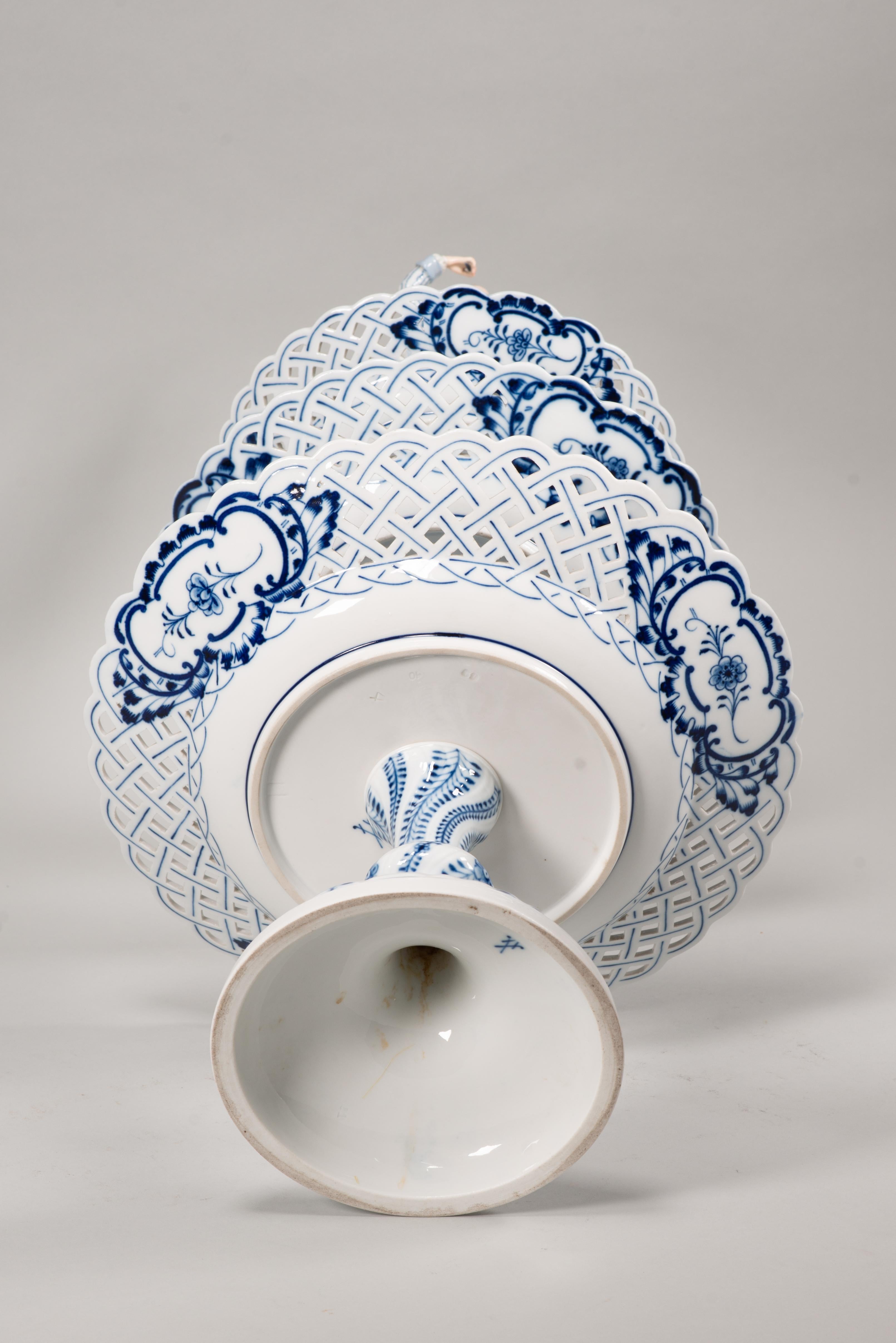 Centerpiece. Glazed porcelain. Meissen, Germany, 19th c. For Sale 3