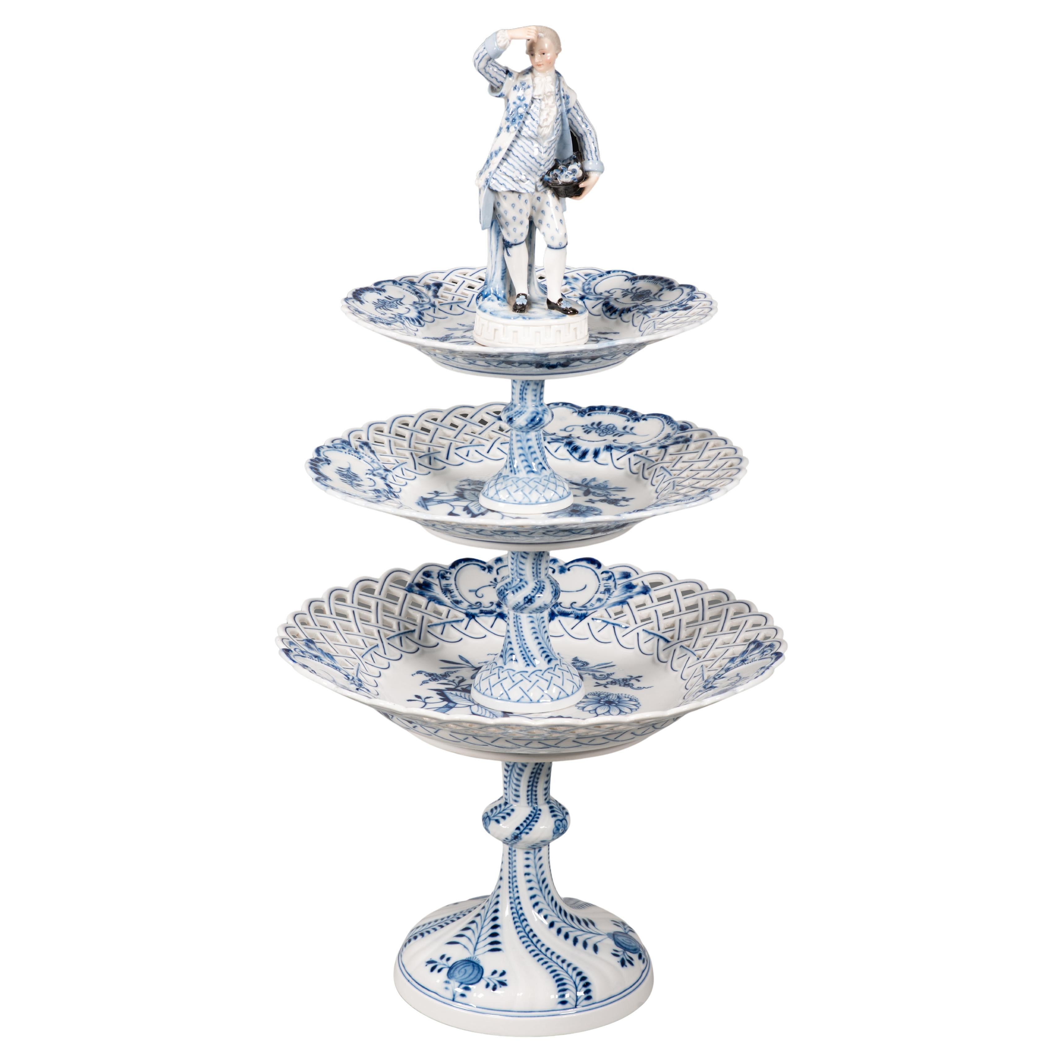 Centerpiece. Glazed porcelain. Meissen, Germany, 19th c. For Sale