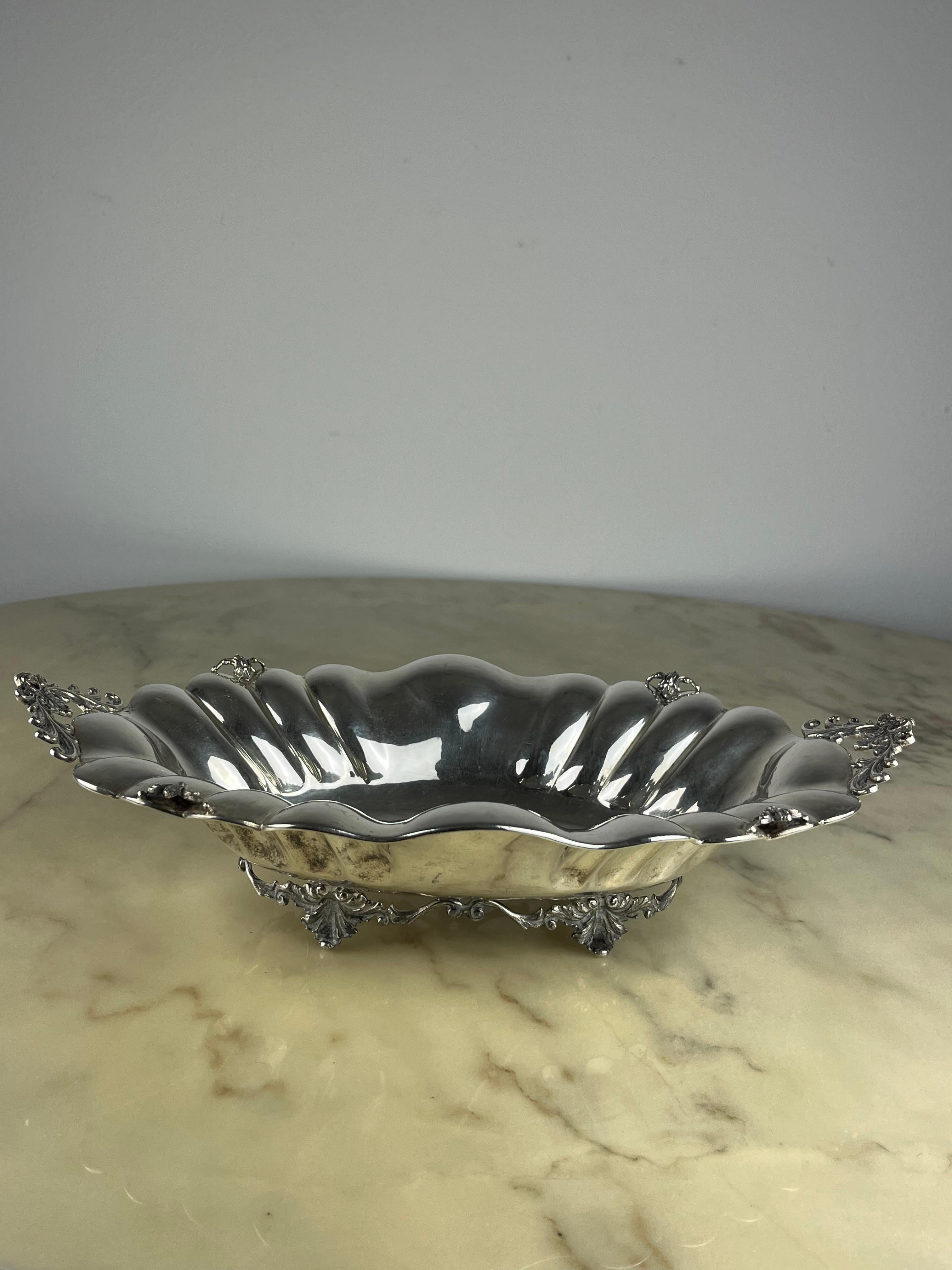 Centerpiece in 800 silver, Italy, 1980s.
It weighs 735.00 grams and is regularly stamped with the state stamps (Italy).
It presents small signs of the time.
It has always belonged to my family.
It can be used as a fruit bowl.