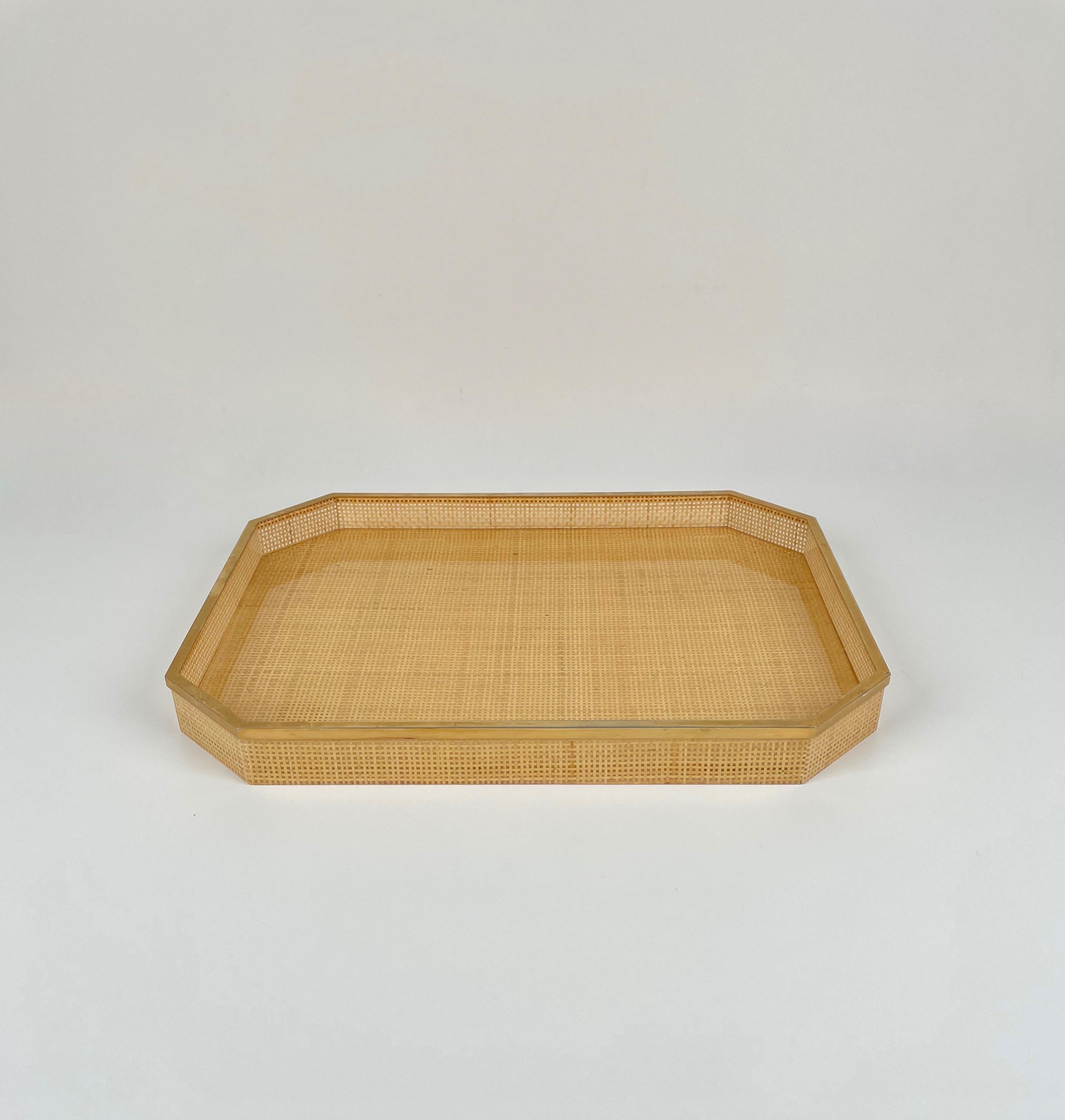 Centerpiece / serving tray by Janetti in Lucite and wicker featuring brass borders, 1960s.
On the bottom, the label of the shop in which it was first purchased can be still seen: 