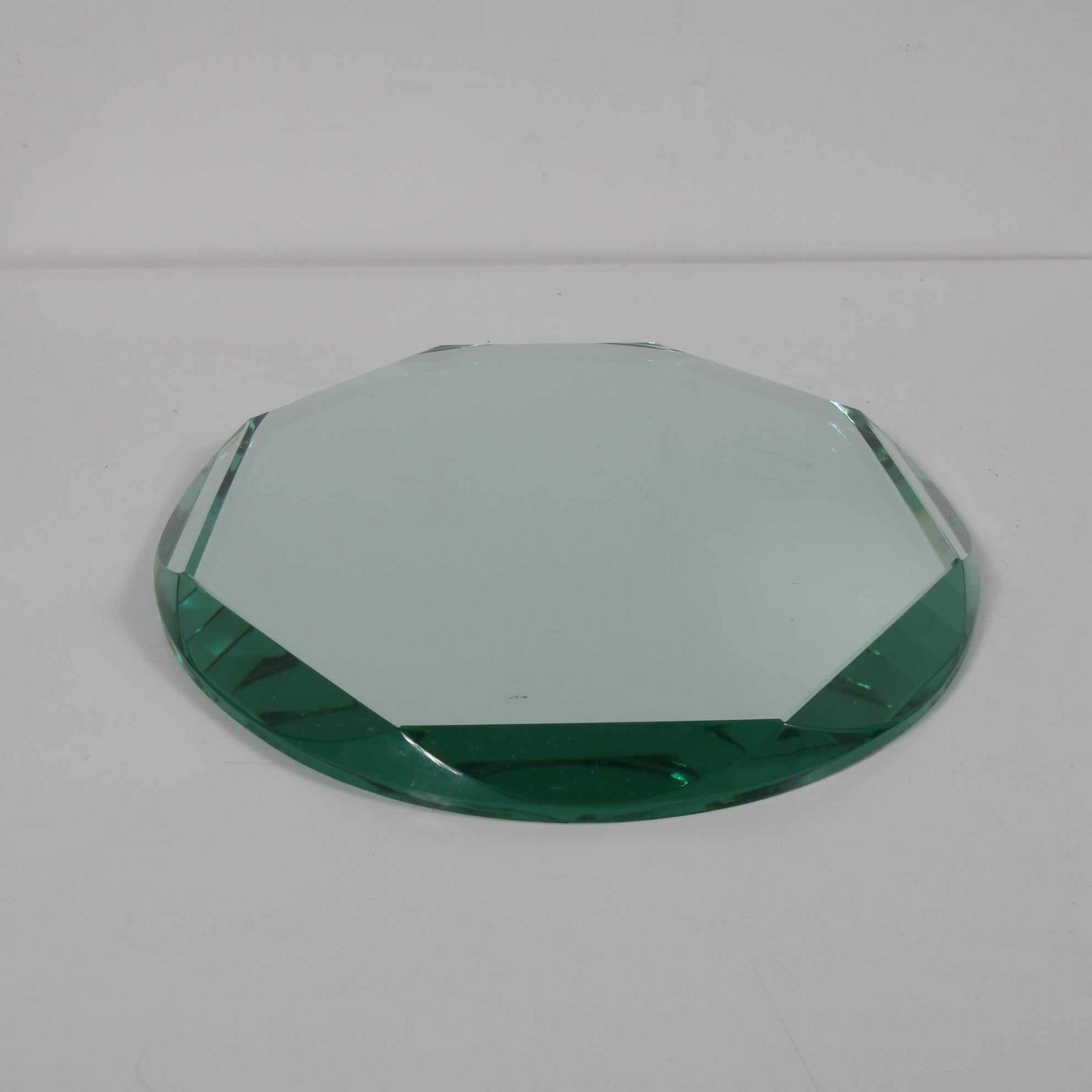 Un magnifique centre de table italien, fabriqué vers 1950.

Il est fait de verre miroir de haute qualité avec du verre clair, poli au diamant, bords biseautés dans différents angles. Cela crée un effet géométrique unique. Sous tous les angles,