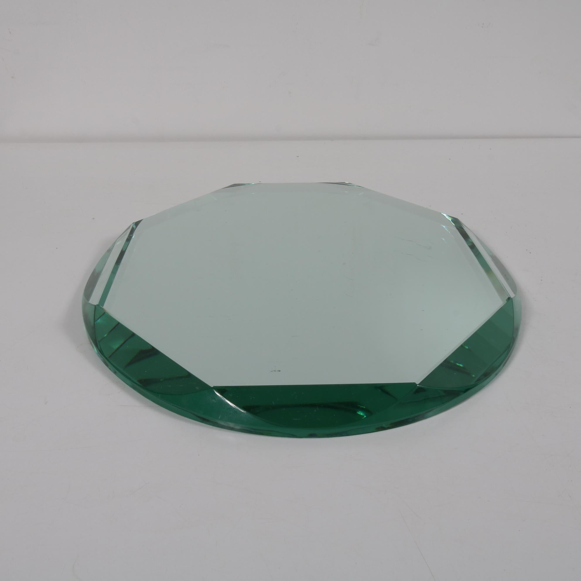 Un hermoso centro de mesa italiano, fabricado hacia 1950.

Está hecho de cristal espejado de alta calidad con cristal transparente, pulido con diamante, bordes biselados en diferentes ángulos. Esto crea un efecto geométrico único. Desde todos los