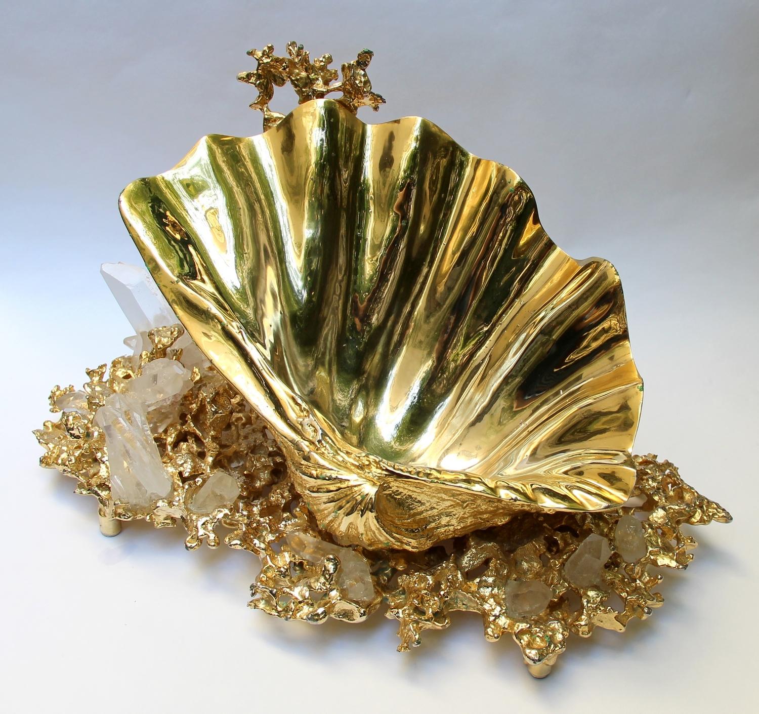 Sea shell, sculptural Claude Victor Boeltz table centerpiece, circa 1970, France.
Gold-plated bronze and many pieces of rock crystal.