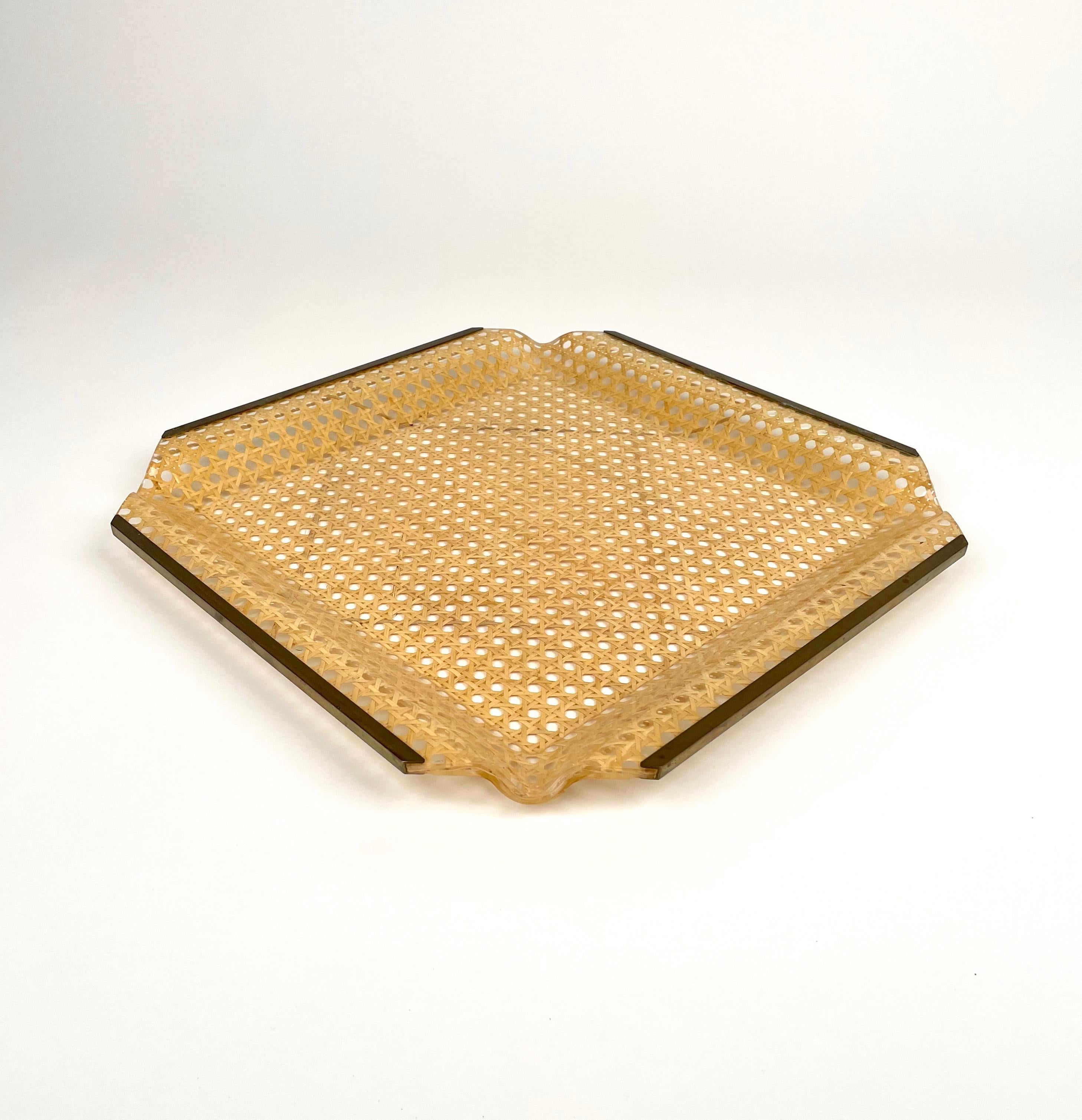Squared serving tray or centerpiece in lucite, brass and rattan in the style of Christian Dior Home.

Made in Italy in the 1970s.

The brass structure, if you request it and at no additional cost, can be polished.