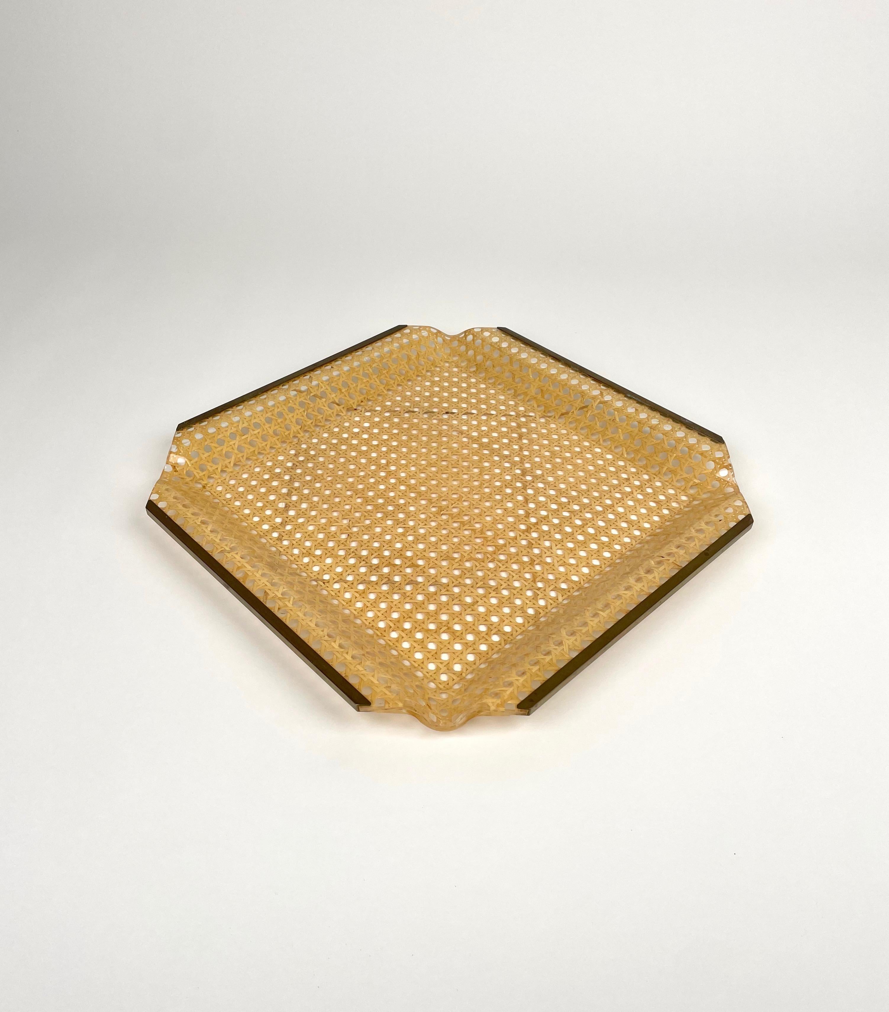 Italiano Centrotavola in lucite, rattan e ottone in stile Christian Dior, Italia, anni '70 in vendita