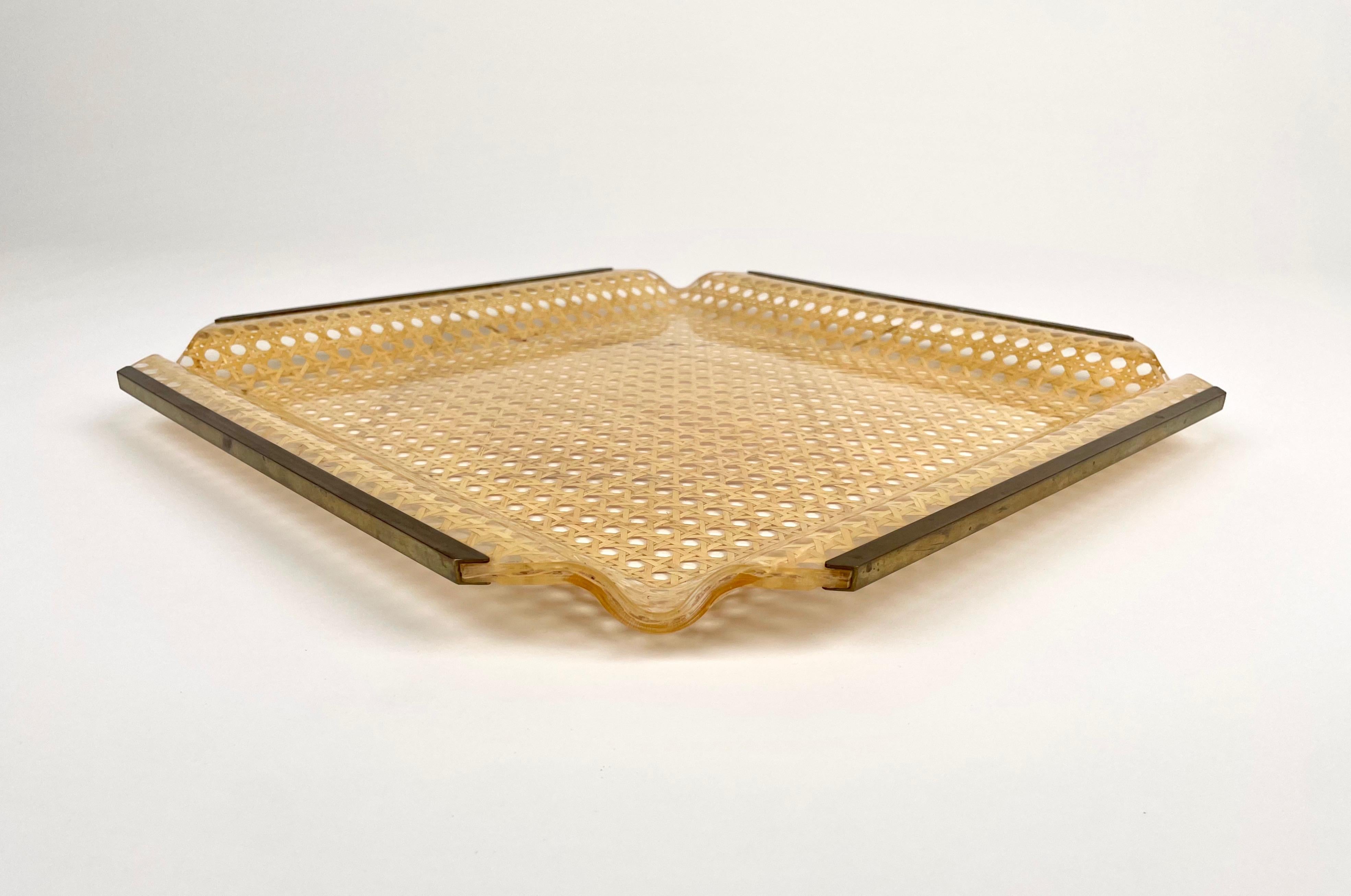 Centrotavola in lucite, rattan e ottone in stile Christian Dior, Italia, anni '70 in vendita 1