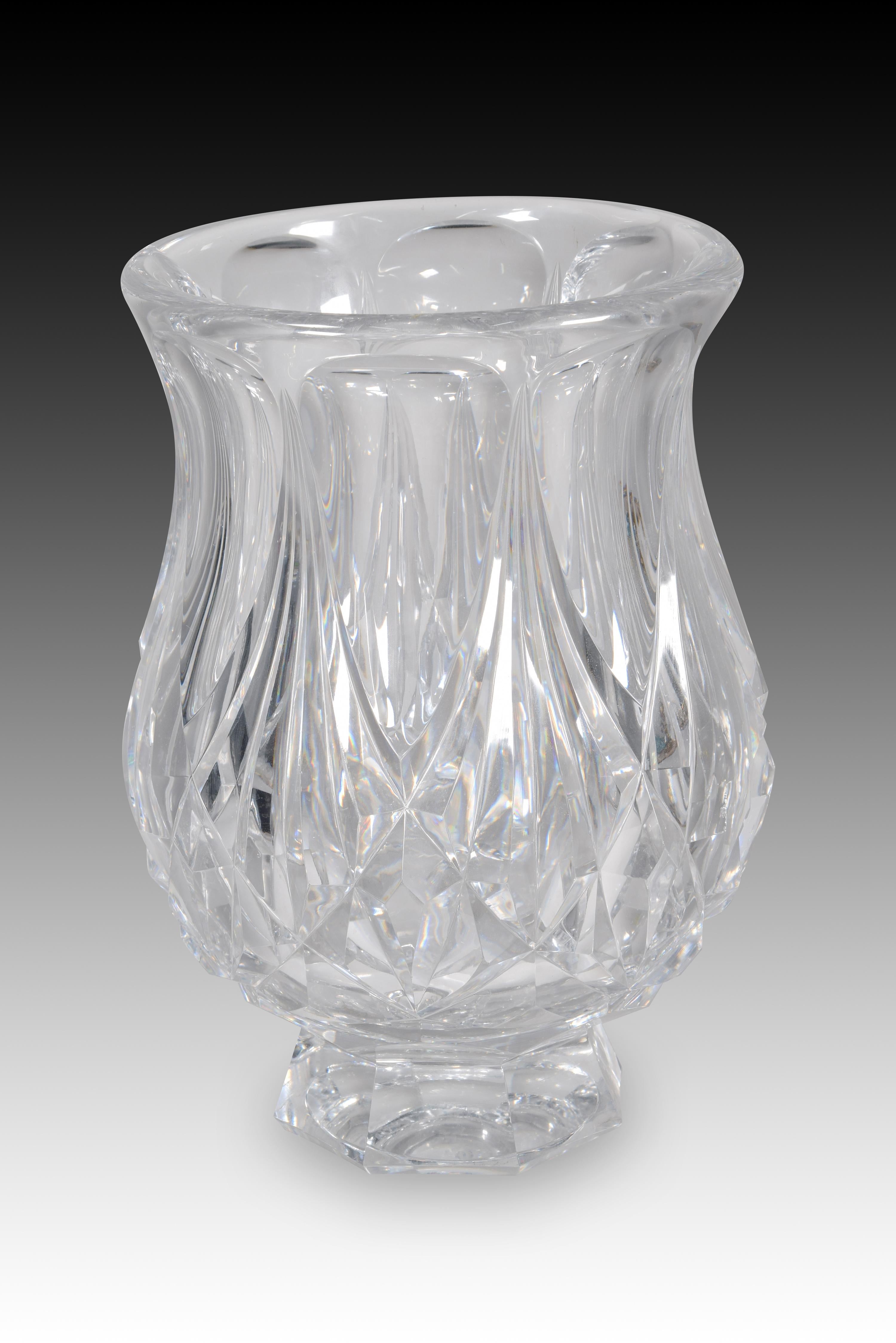 Centerpiece in the shape of a tulip. Crystal (glass) cut. Twentieth century. 
Centerpiece in cut glass in the shape of a tulip and cup, with a foot, decorated on the outside with lines forming geometric elements.
 Weight: 11.4 kg. · Size: 23x23x34