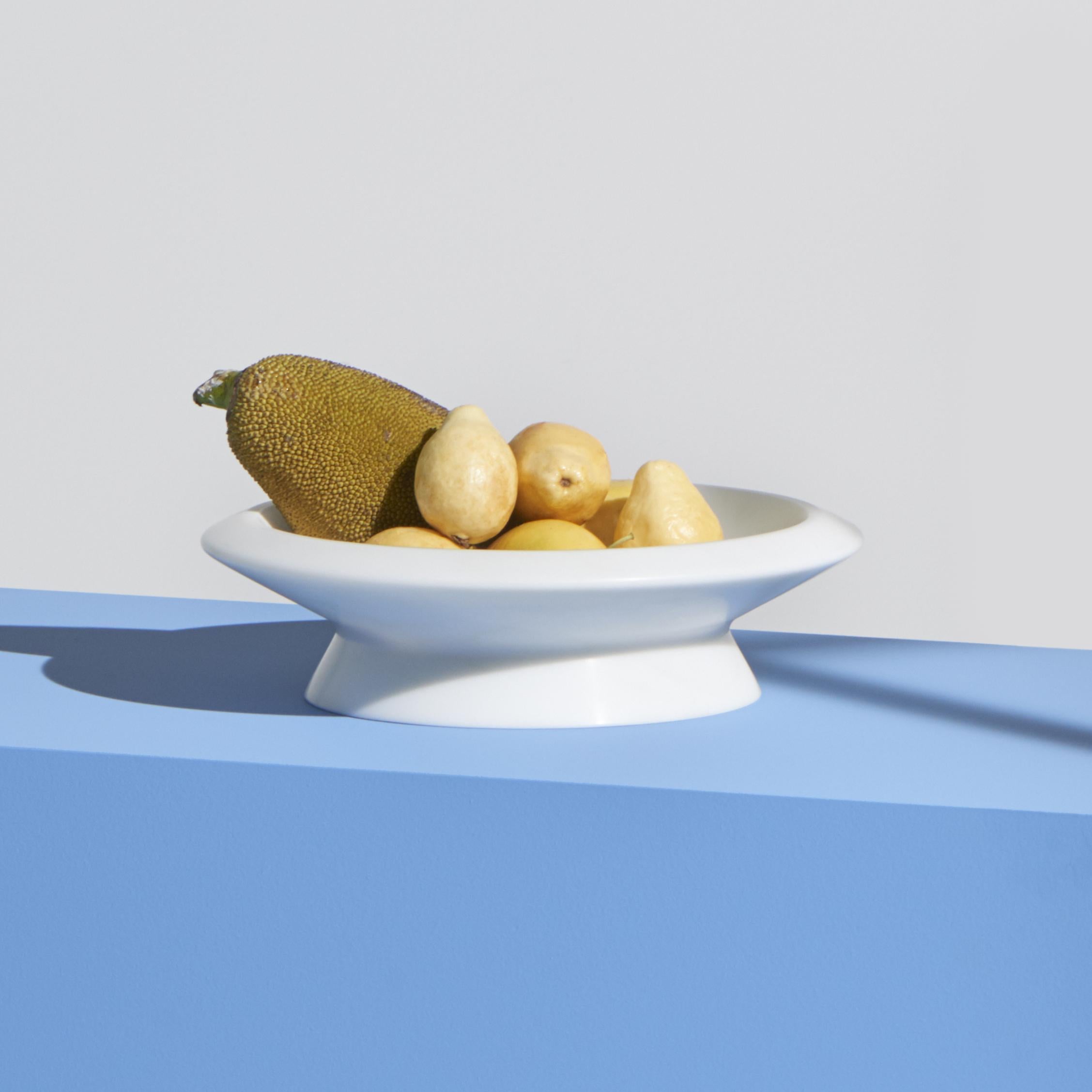 Sculptural, bright white, well-defined and multi-fold. Colominas has created a table service inspired by Angelo Mangiarotti’s soft lines, exalting the shape and structure of objects that characterise the exploration of one of the greatest pleasures