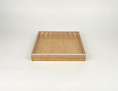 Centre de table en lucite, rotin et chrome de style Christian Dior, Italie, années 1970