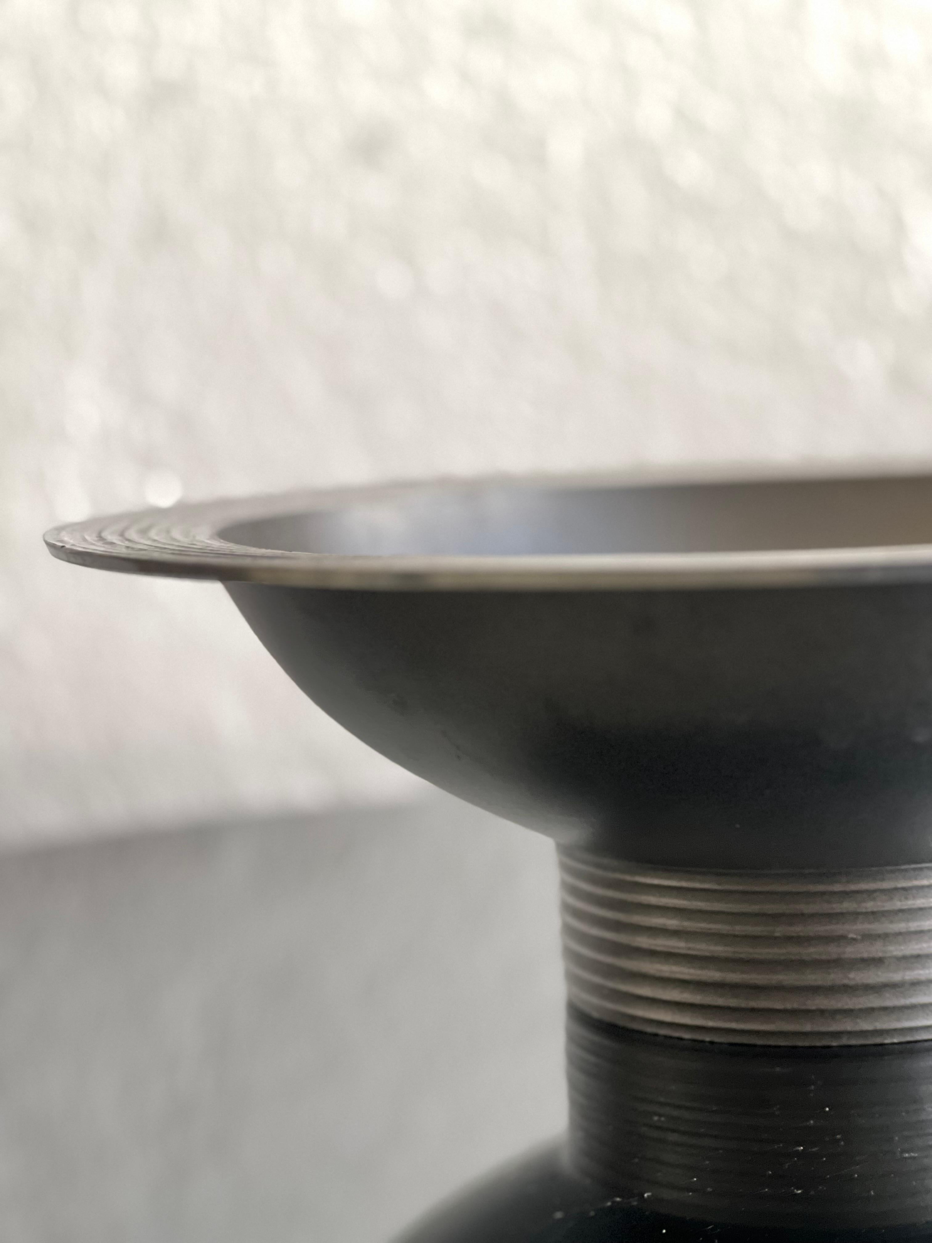 Fin du 20e siècle Centre de table bol à fruits art déco en métal, centre de table, accessoire de stylisme. en vente