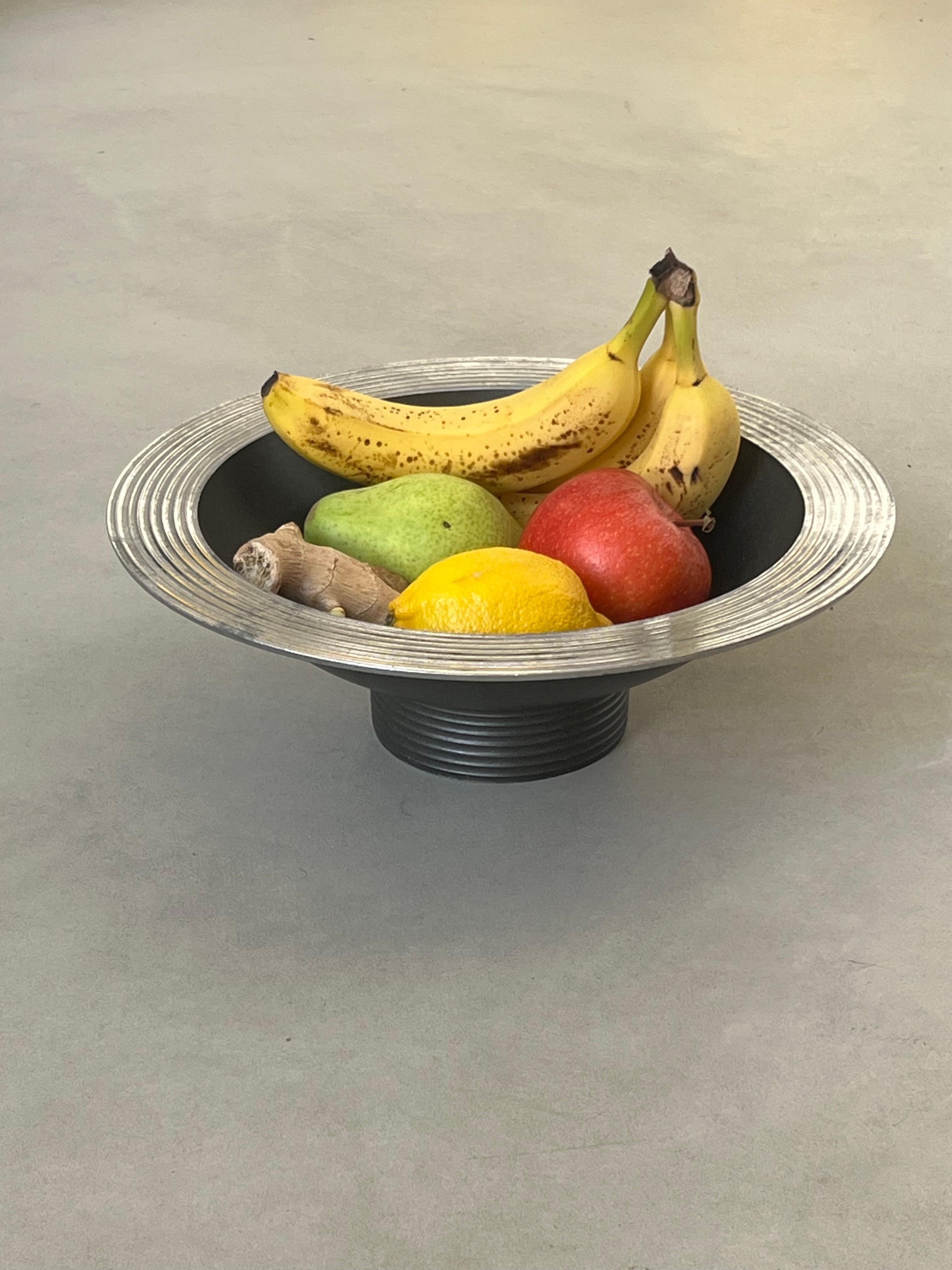 Centre de table bol à fruits art déco en métal, centre de table, accessoire de stylisme. en vente 1