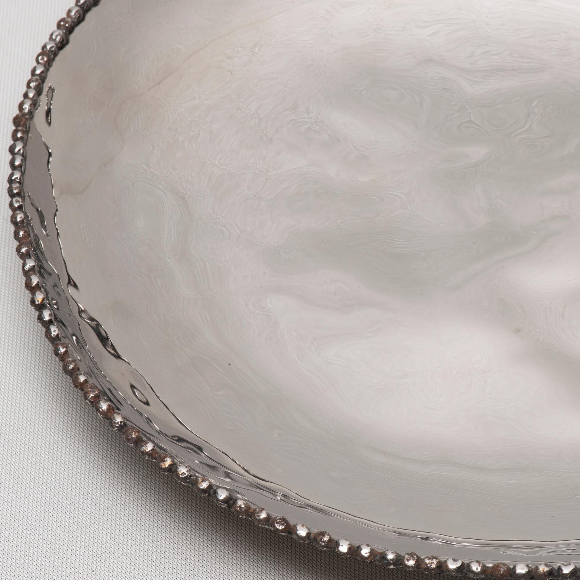 Simple, Michael Aram design, this plate-tray is suitable anywhere, especially as a centerpiece.
Useful, elegant, modern, never used.

ref. O/4994.