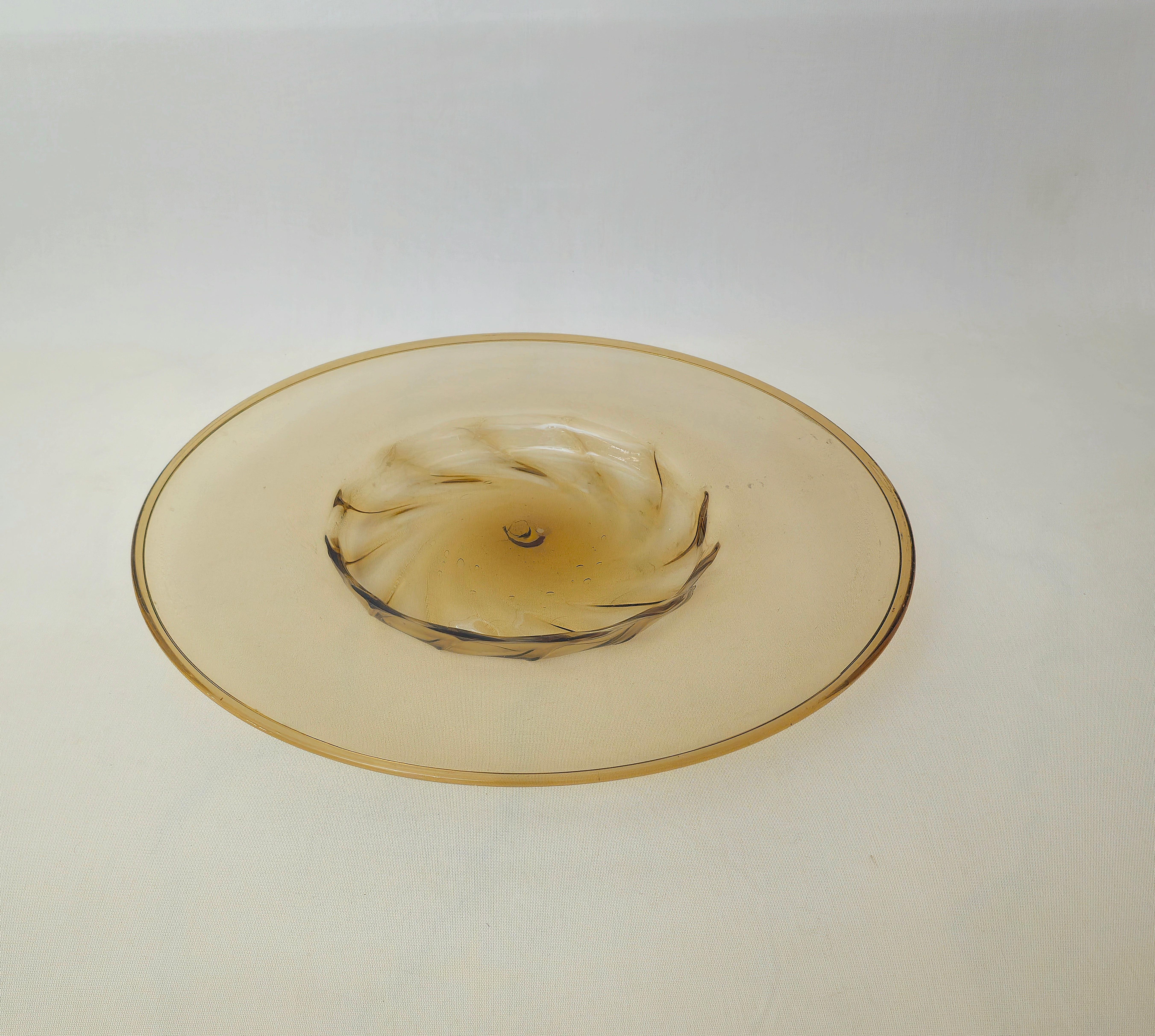 Grand centre de table en verre soufflé de Murano de couleur miel avec fond en forme de cosse, corps circulaire et bord plat. Attribué à Vittorio Zecchin, Italie, années 1940.


Note : Nous essayons d'offrir à nos clients un excellent service, même
