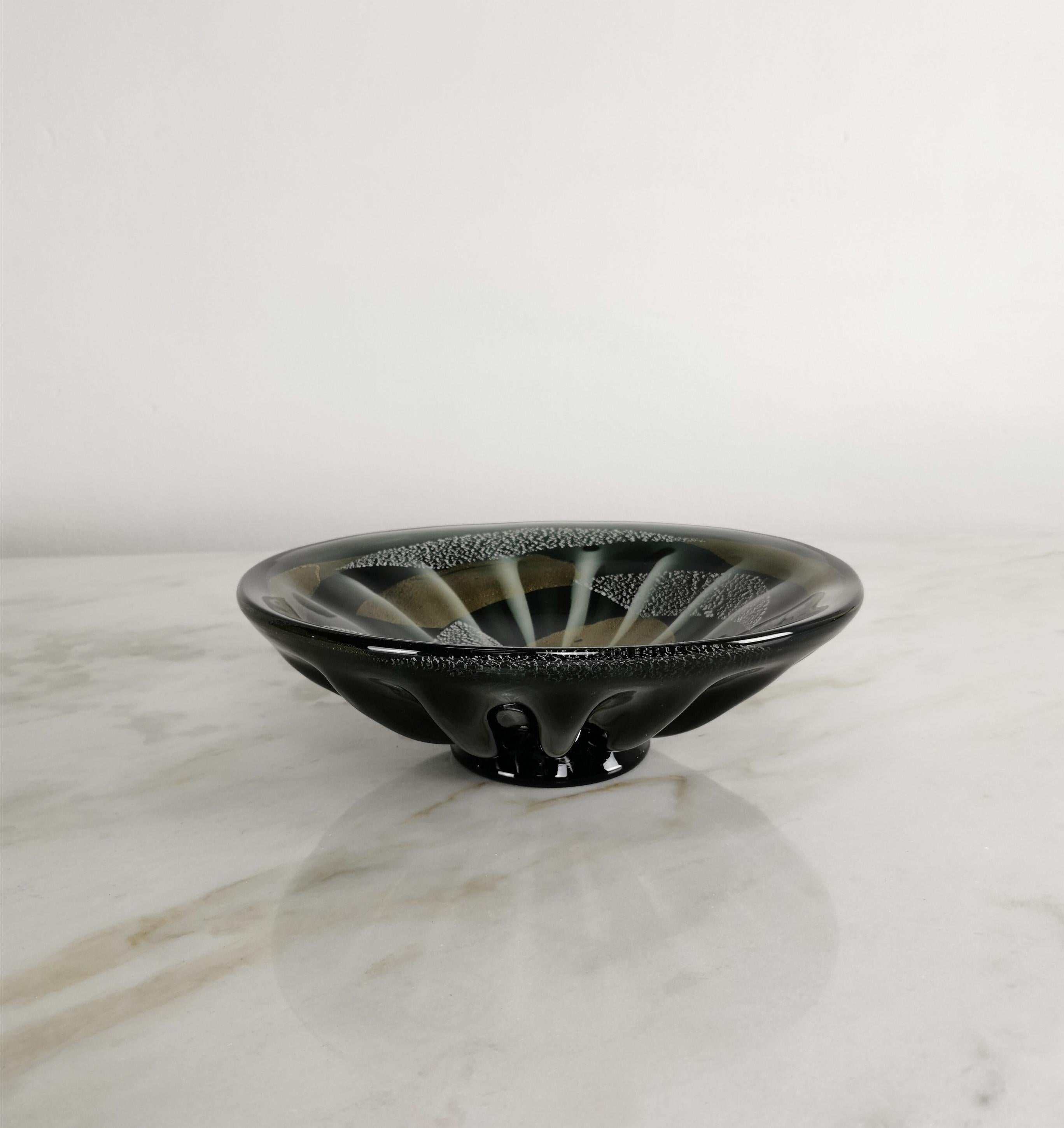 Centerpiece attributed to Giulio Radi and produced in the 60s by A.ve.M. .  
 Centerpiece in Murano glass with a circular cup externally grooved and black layered with internal abstract gold decorations. 