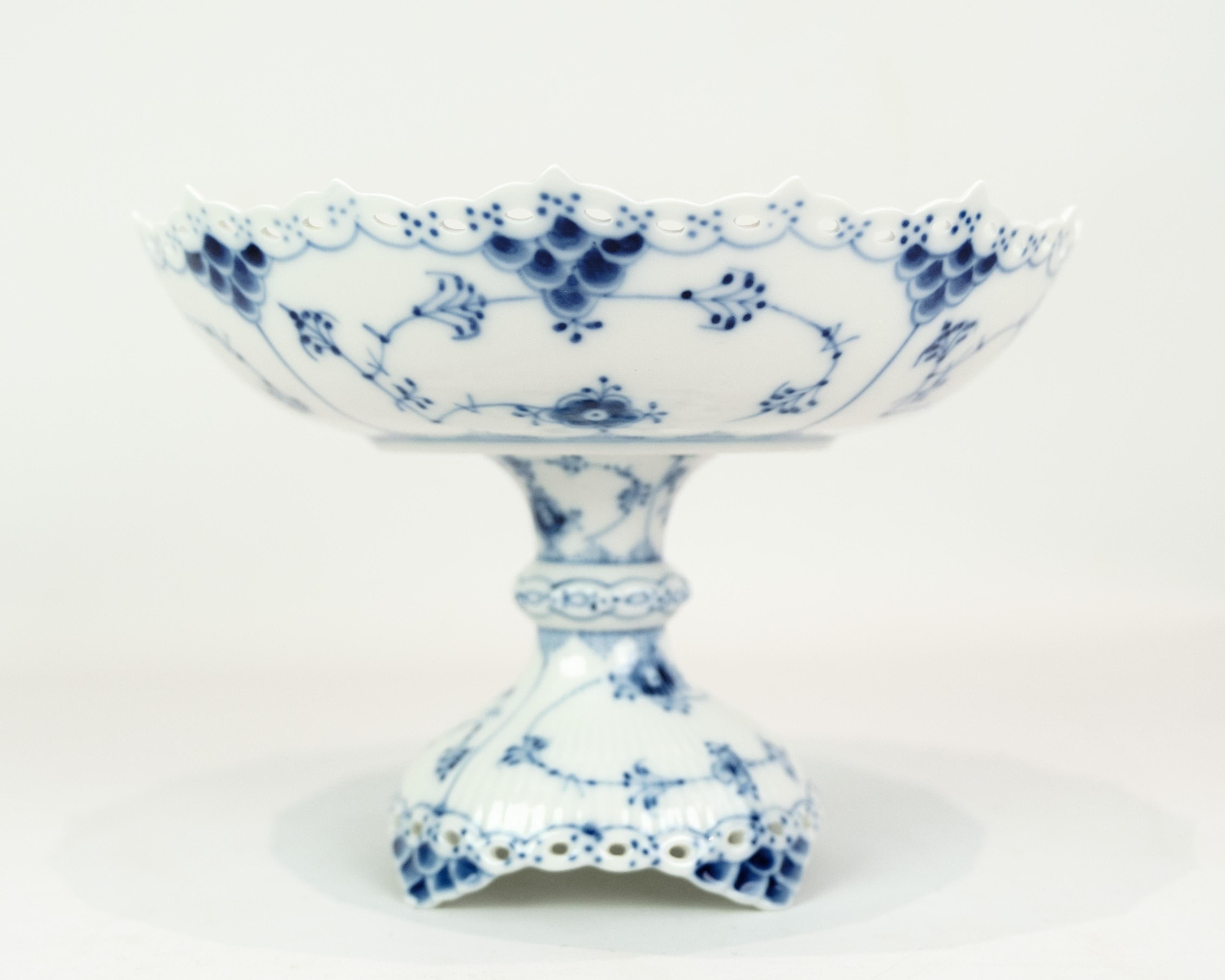 Centro de mesa de Mejillón Helblonde de Royal Copenhagen, Model No. 1/1020. Este juego forma parte de la exclusiva colección de Royal Copenhagen, caracterizada por el detallado dibujo Helblonde.

Medidas en cm: A:14,5 Diámetro: 21