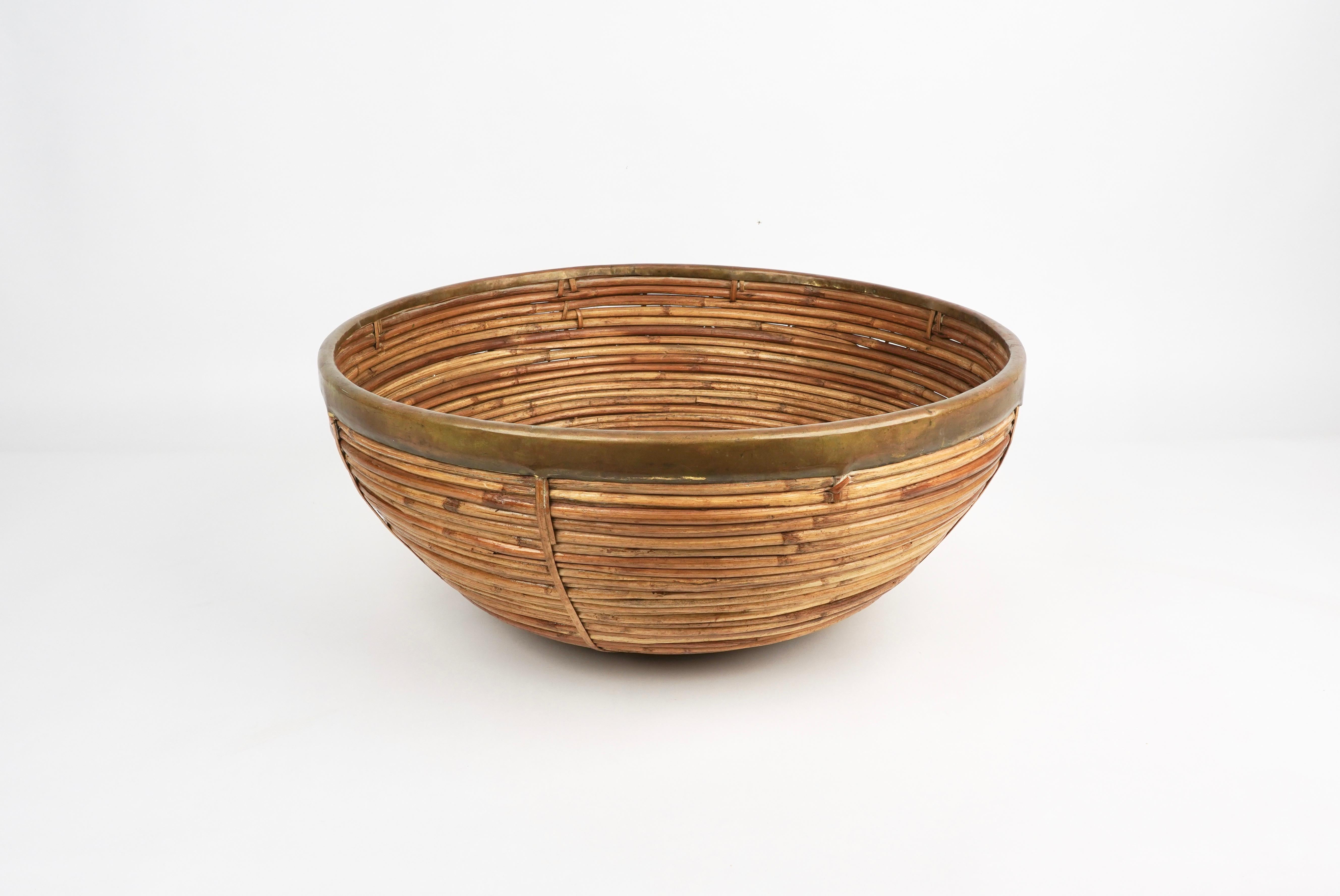 Mid-Century Modern brass and bamboo / rattan large oval bowl, centerpiece or basket.
It has a brass trim covering the top.
Handcrafted in Italy, 1960s.
Use it as fruit bowl or centerpiece to add a stylish midcentury accent in a kitchen. Perfect