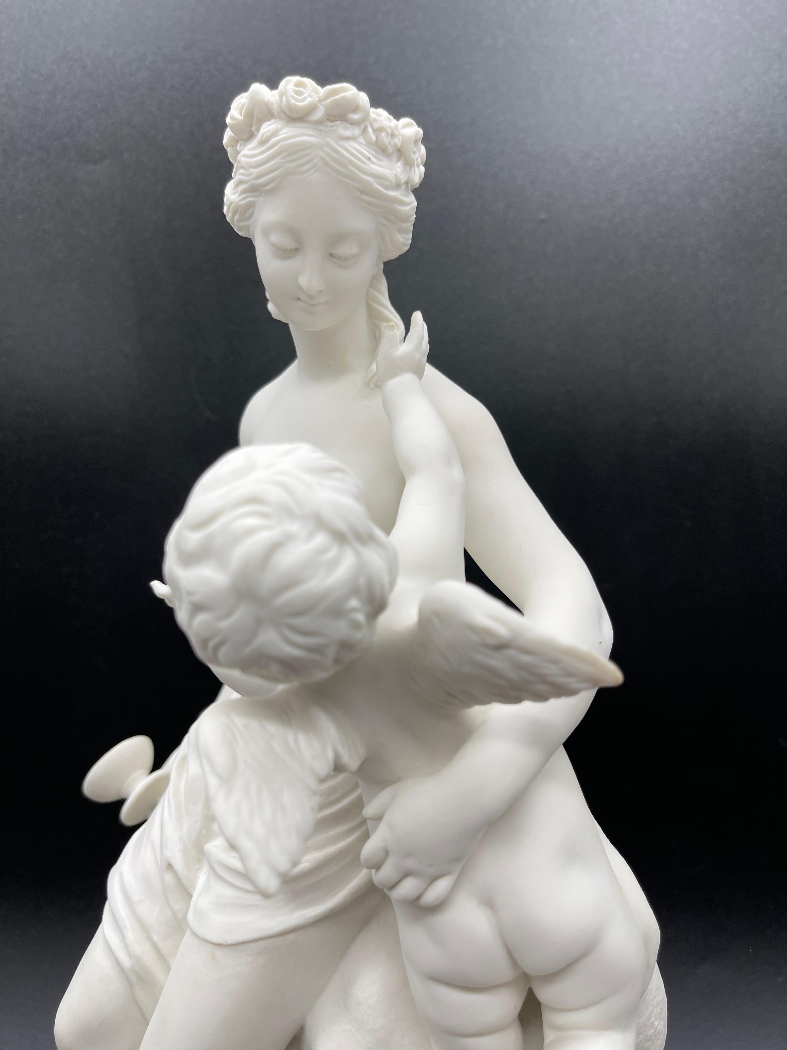 Porcelaine Centre de table Statue de Psyché et Cupidon en biscuit de Sèvres, années 1890, France en vente