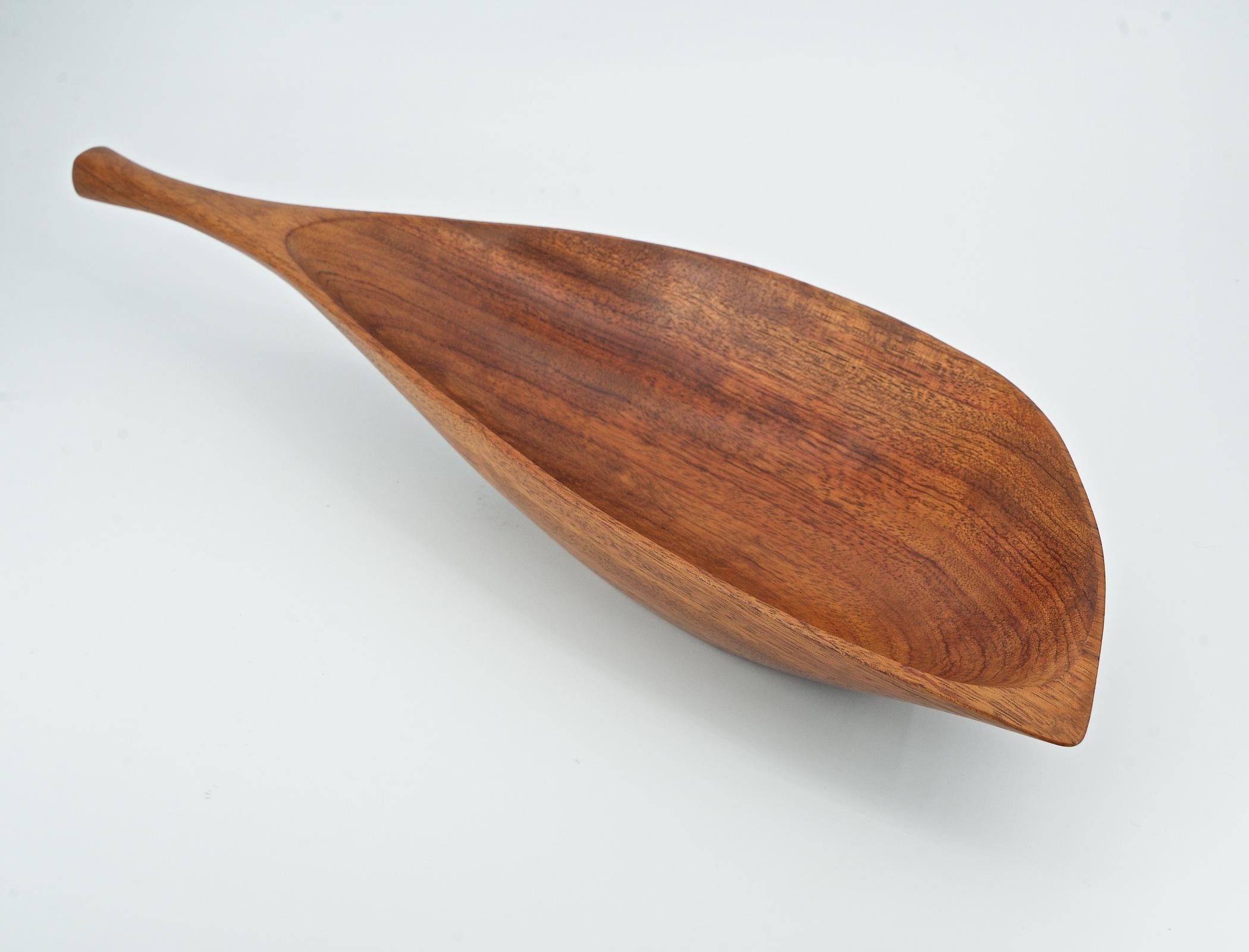 Hand-Crafted Centerpiece Rare Wood Fruit Bowl Mid 20th Century American Craftsman Design For Sale
