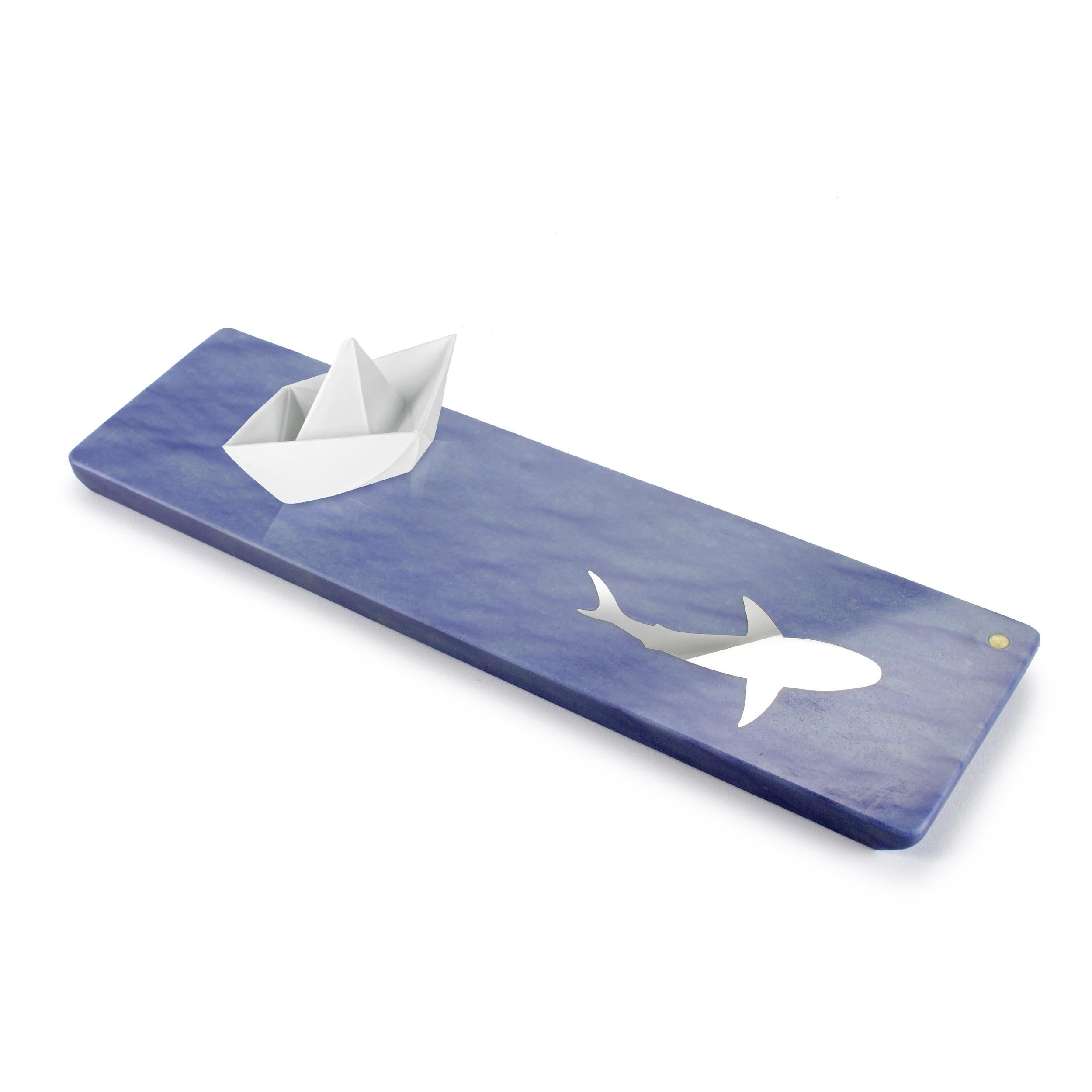 Importante centro de mesa/plato para servir de cuarcita semipreciosa Azul Macaubas con incrustaciones de acero inoxidable/mármol.
Material: Cuarcita semipreciosa Azul Macaubas, acero inoxidable o mármol blanco de Carrara.

Dimensiones: Mediana - L