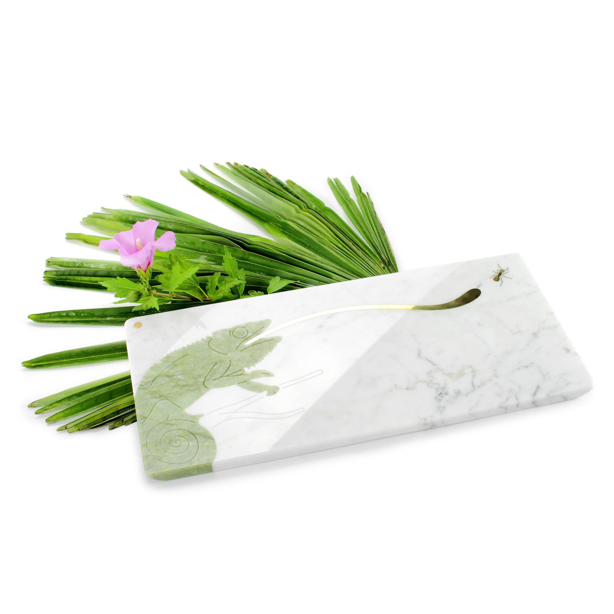 Centerpiece / Serving plate in white Carrara marble with inlay in brushed brass and green Ming marble.

Dimensions: L 45, W 20.5, H 1.5 cm

100% Hand made in Italy.

Marble is a natural material, every piece is unique as each marble block is