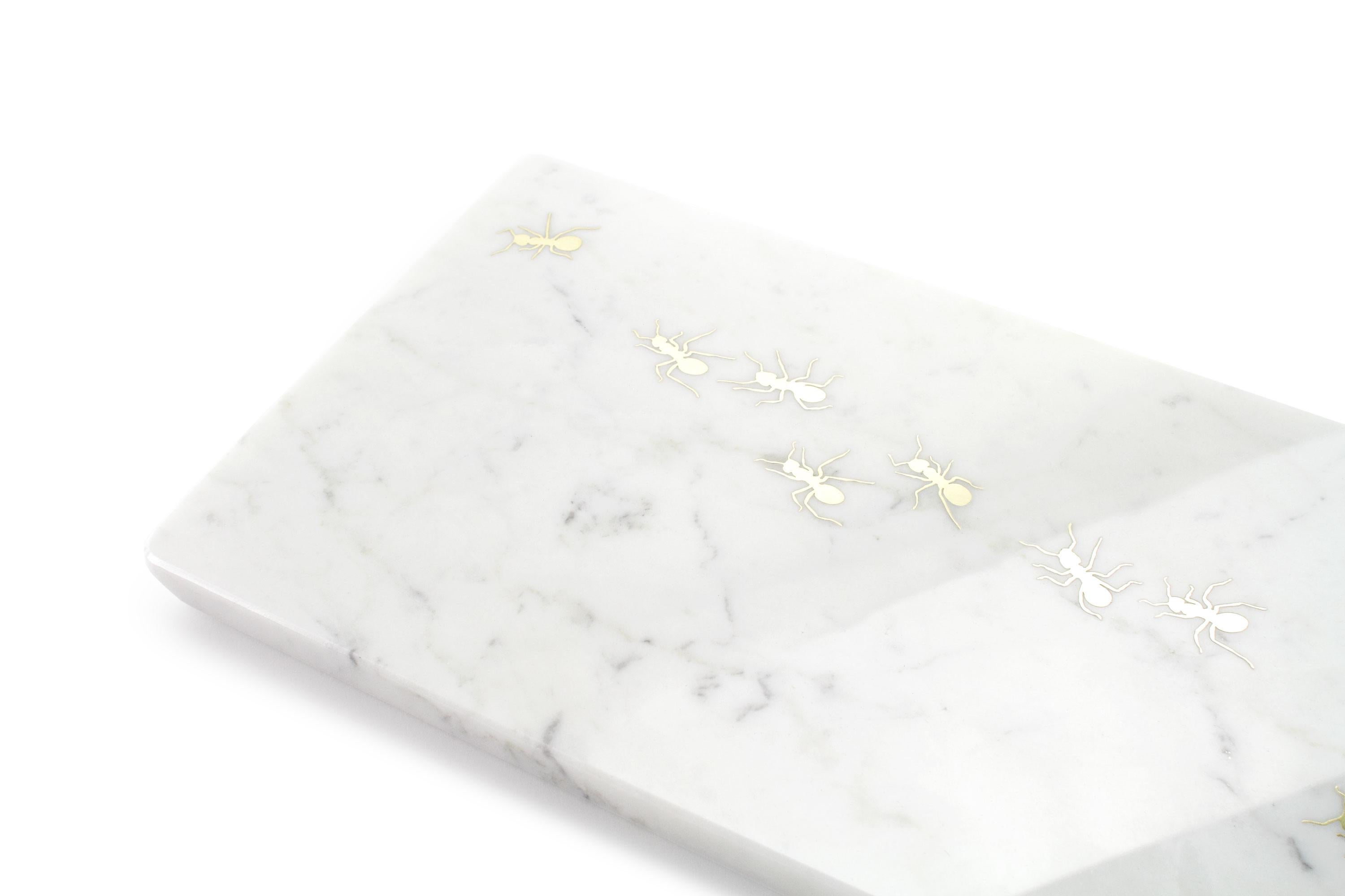 Tafelaufsatz-Tischplatten aus weißem Carrara-Marmor mit Messingintarsien, Italien (Moderne) im Angebot