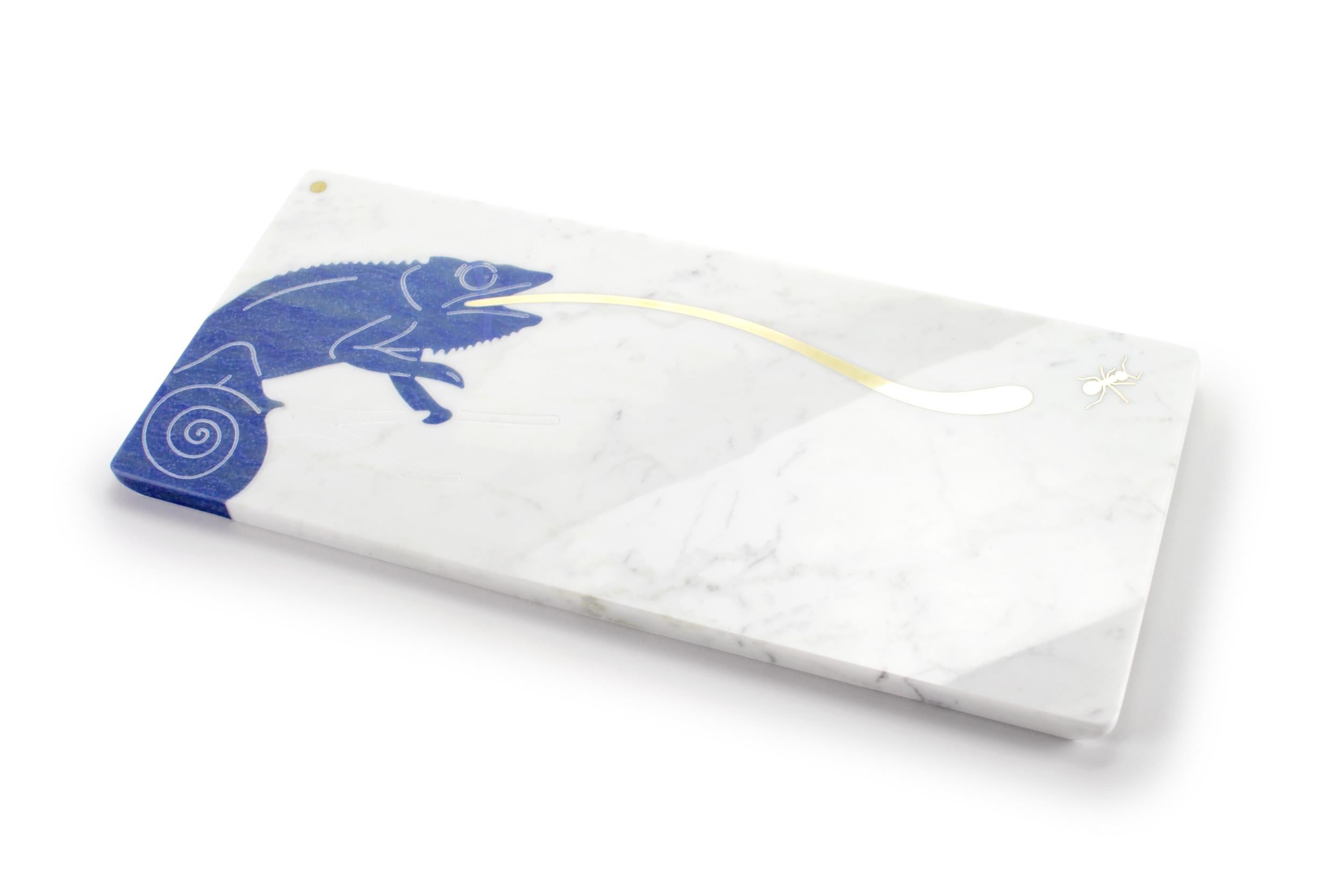 Centerpiece / Serving plate in white Carrara marble with inlay in brass and semi-precious quartzite Azul Macaubas.
Dimensions: L 45, W 20.5, H 1.5 cm
Material: White Carrara marble, Azul Macaubas, brushed brass.

Pieruga proudly creates elegant