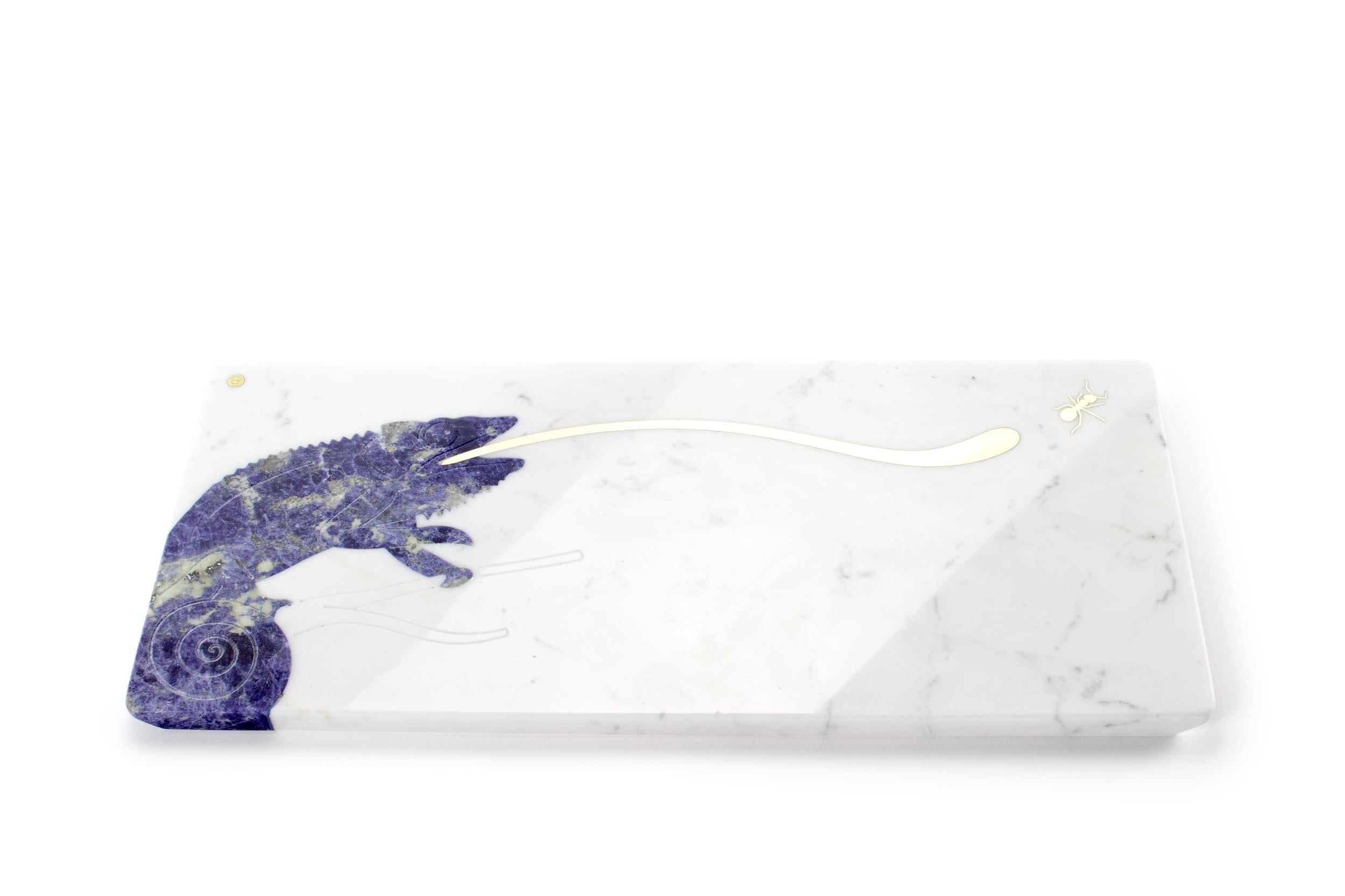 Centerpiece / serving plate in white Carrara marble with inlay in brushed brass and semi-precious gemstone Sodalite.

Dimensions: L 45, W 20.5, H 1.5 cm

100% Hand made in Italy. 

Marble is a natural material, every piece is unique as each marble