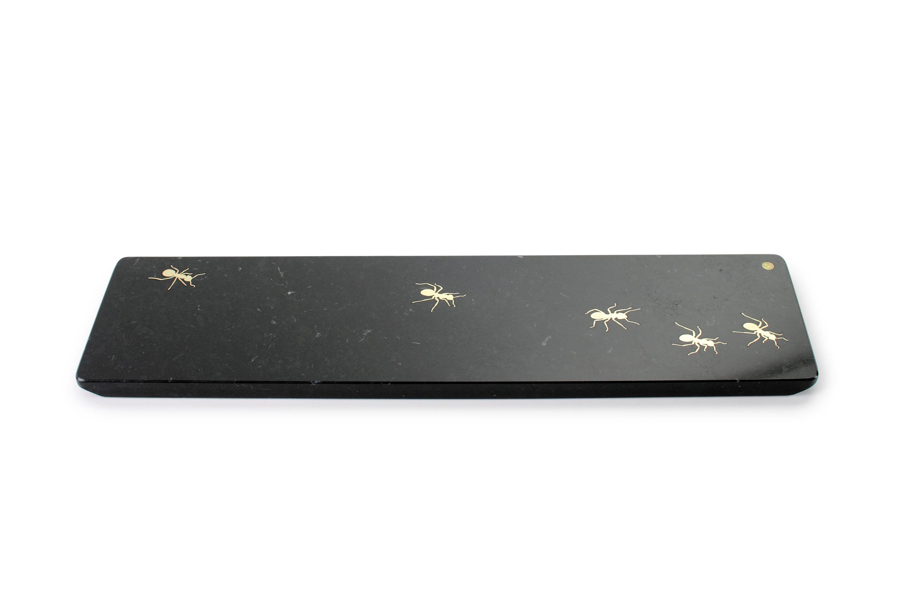 Centro de mesa / Plato para servir de mármol blanco Marquina con incrustaciones de latón pulido.

Dimensiones: Mediana L 45, An 12, Al 1,5 cm
También disponible: Grande L 45, An 20,5, Al 1,5 cm o Pequeña L 26, An 11, Al 1,5 cm.

100% Hand Made en