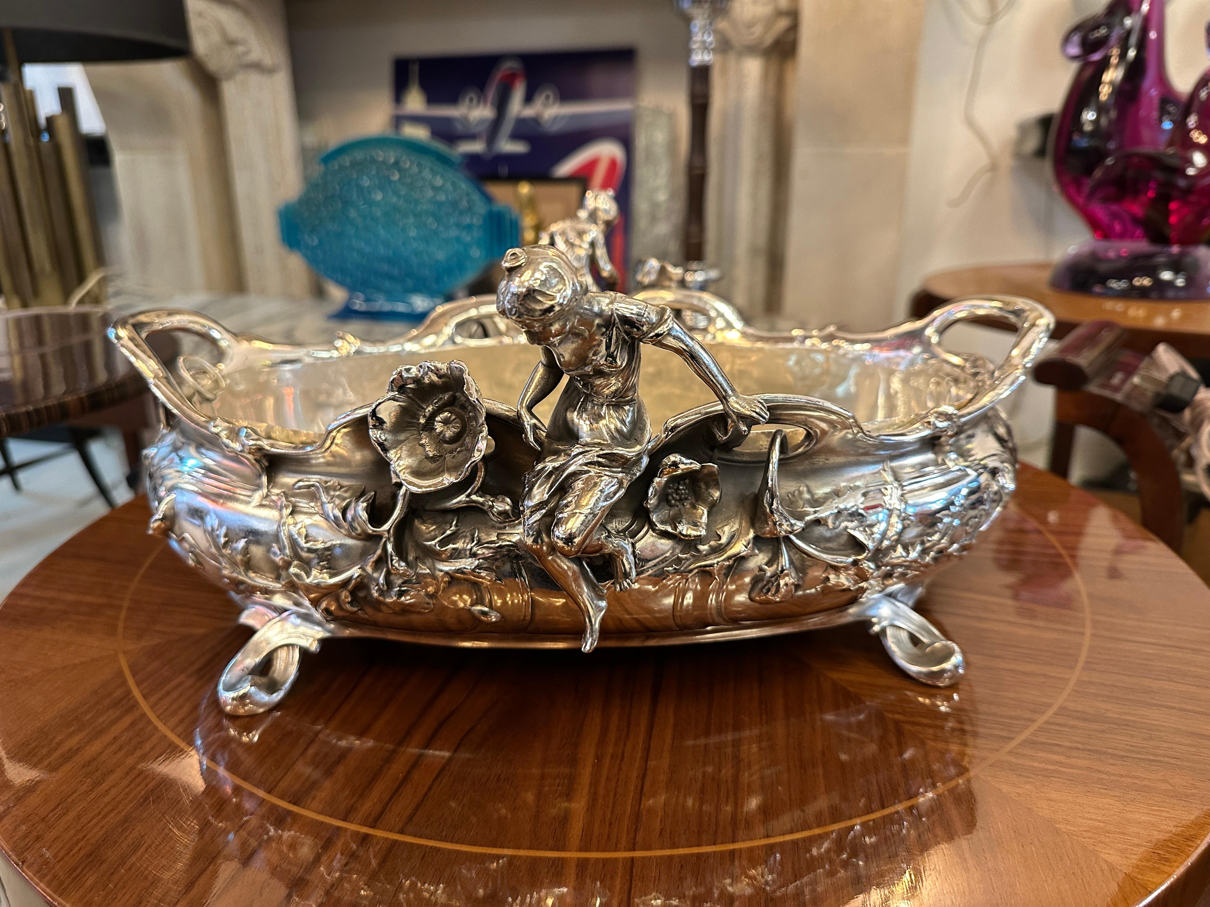 Signe : A. Perron

Charles Théodore Perron, né en 1862, est principalement connu pour son argenterie traditionnelle (objets en argent massif ou plaqué argent à usage domestique). Il a été un sculpteur français très actif à la fin du XIXe siècle et