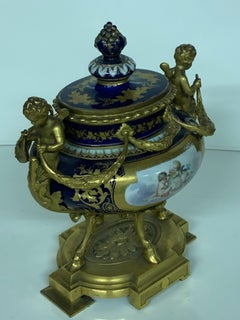 Centres de table du 19e siècle Porcelaine française de style Sèvres avec angelot Sèvres