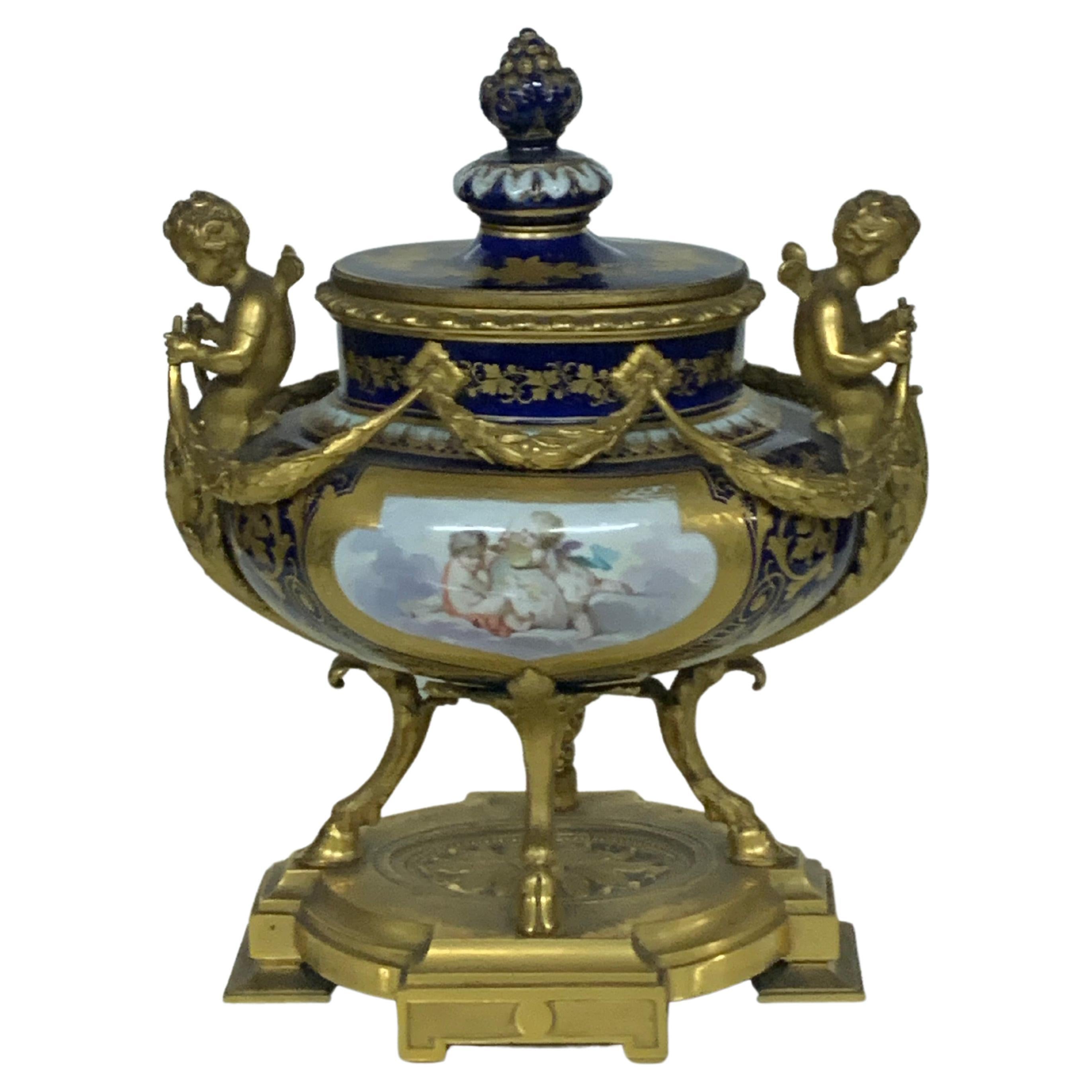 Centres de table en porcelaine de style Sevres avec chérubin 