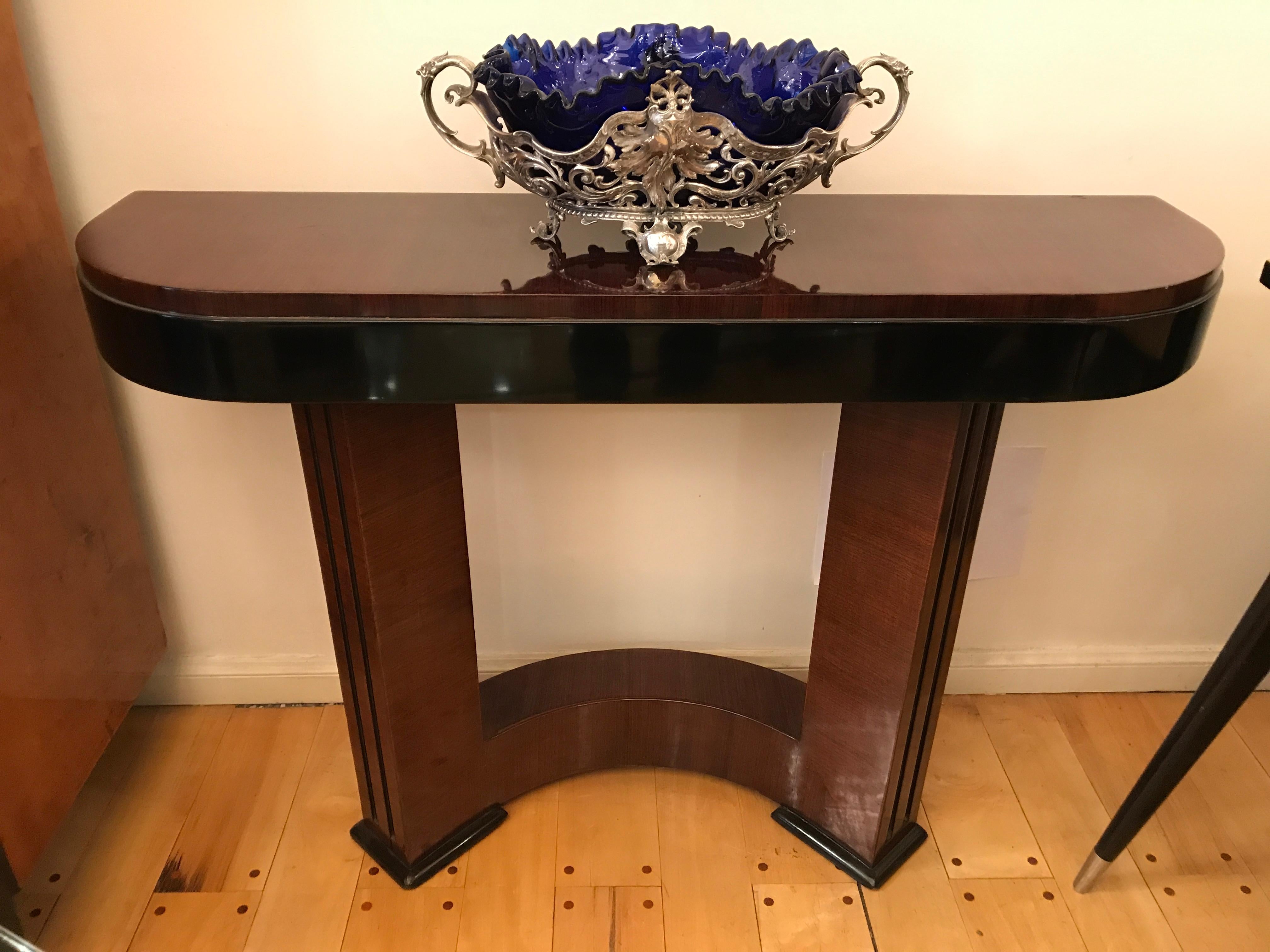 Centerplace, WMF, Tedesco

Aziende:
WMF G con struzzo = Il primo marchio impresso WMF, utilizzato dal 1880 al 1925 per gli oggetti cavi placcati in argento e fino al 1930 per gli articoli da esportazione. L'azienda di Geislingen Straub &