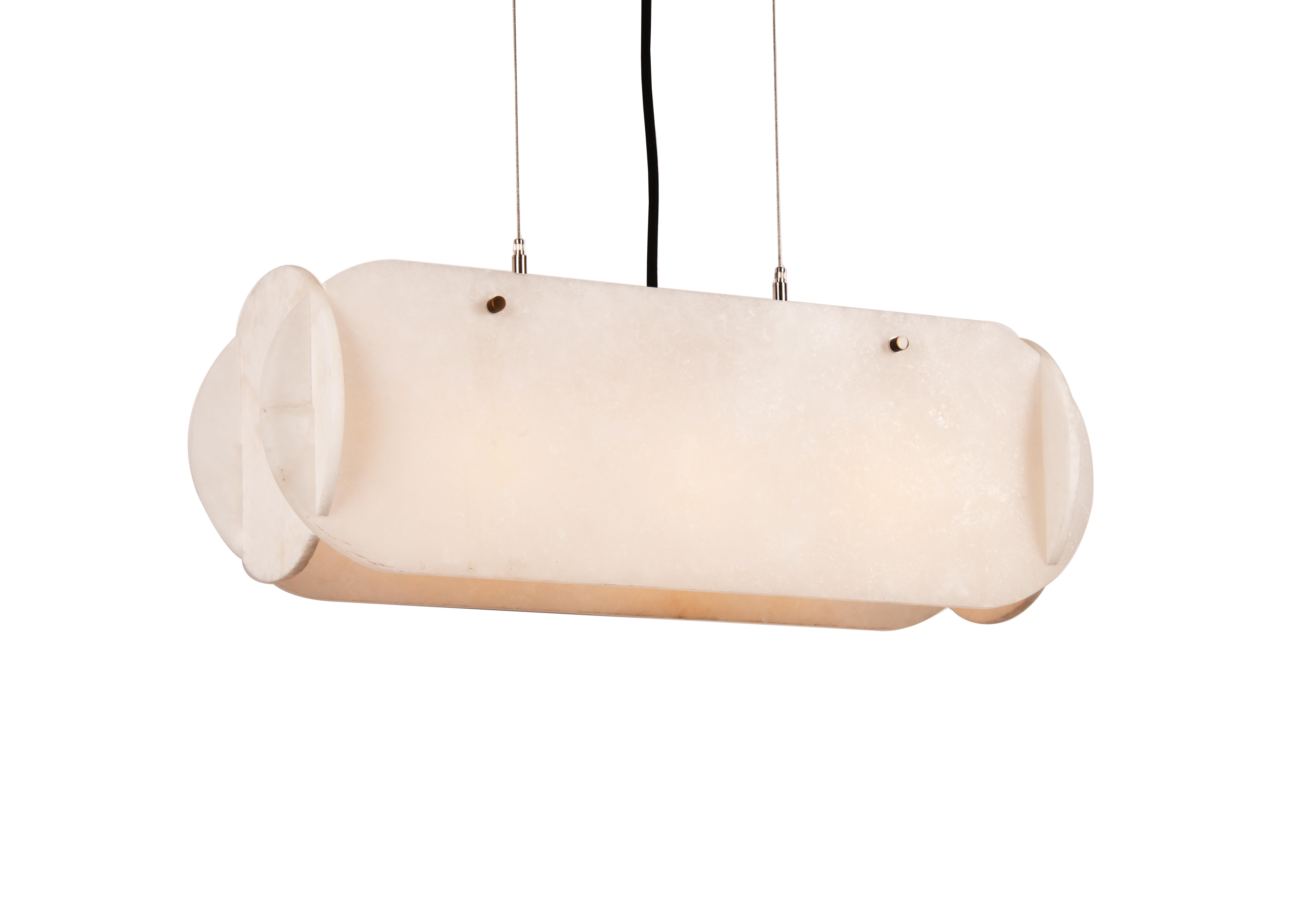 Planos suaves y curvilíneos de brillante alabastro natural jaspeado, tallado a mano, colocados en marcos lineales de bronce.

Los modelos de la colección están hechos a mano individualmente por los hábiles artesanos de nuestro taller. Se pueden