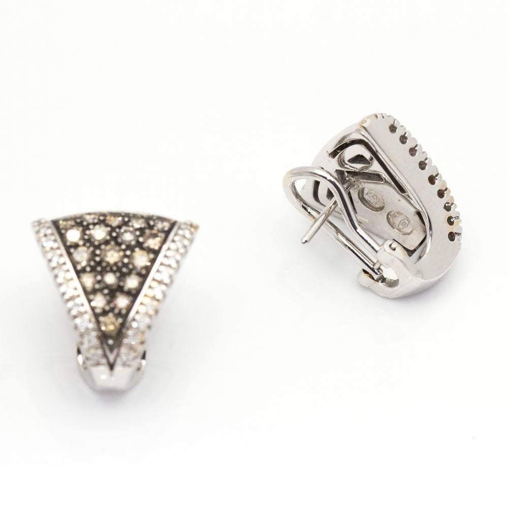 Italian design CENTOVENTUNO earrings in gold for women. Adorned with the distinctive emblem of the Firm : 40x Brilliant cut Diamonds weighing 0,20ct in G/Vs quality and Champagne coloured Diamonds weighing 1,09ct  Omega clasp  Black rhodium plated