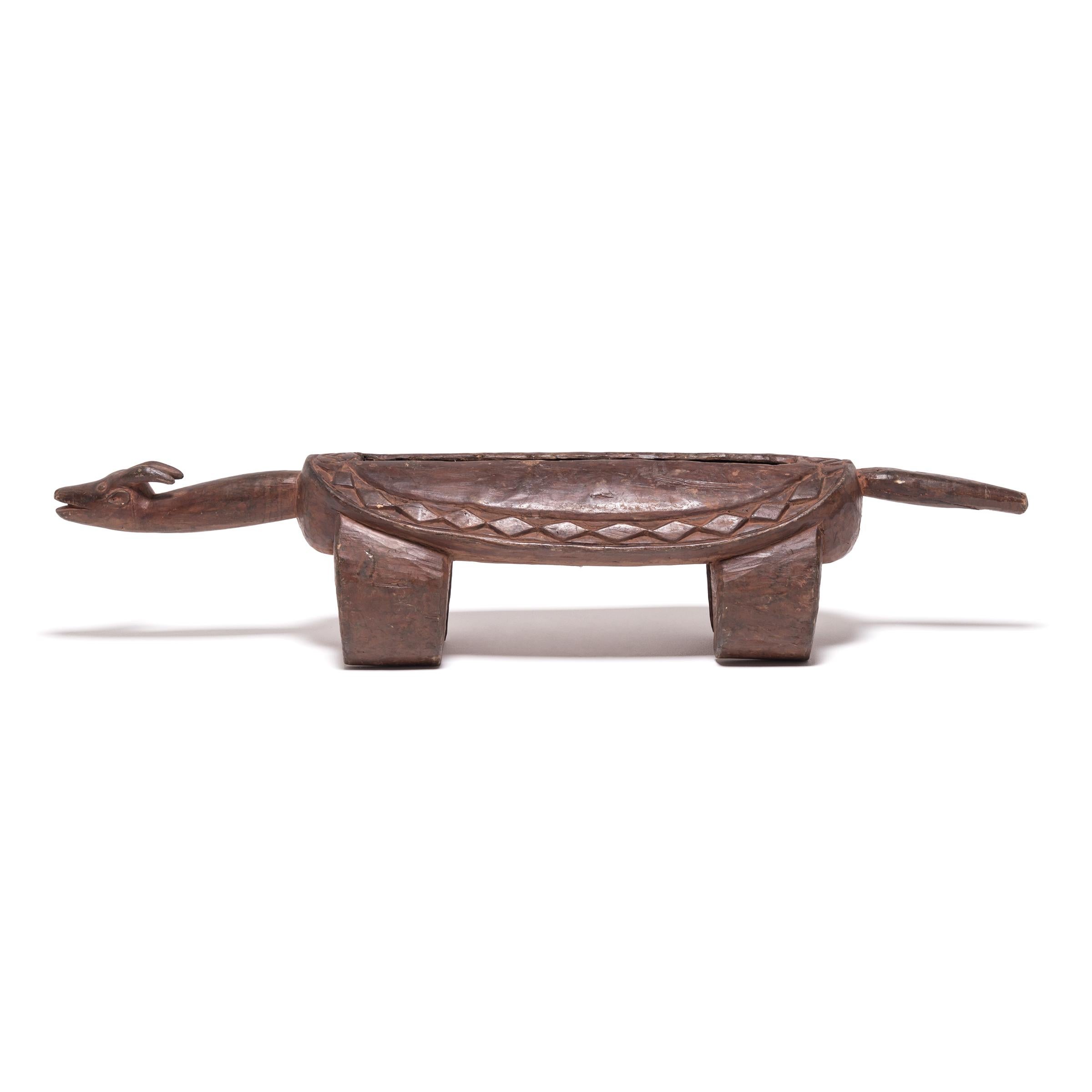 Cette grande sculpture animale est en fait un tambour à fente africain traditionnel, un instrument de percussion généralement sculpté dans un seul bloc de bois. Composé d'une caisse de résonance creuse avec une ouverture étroite sur un côté, le
