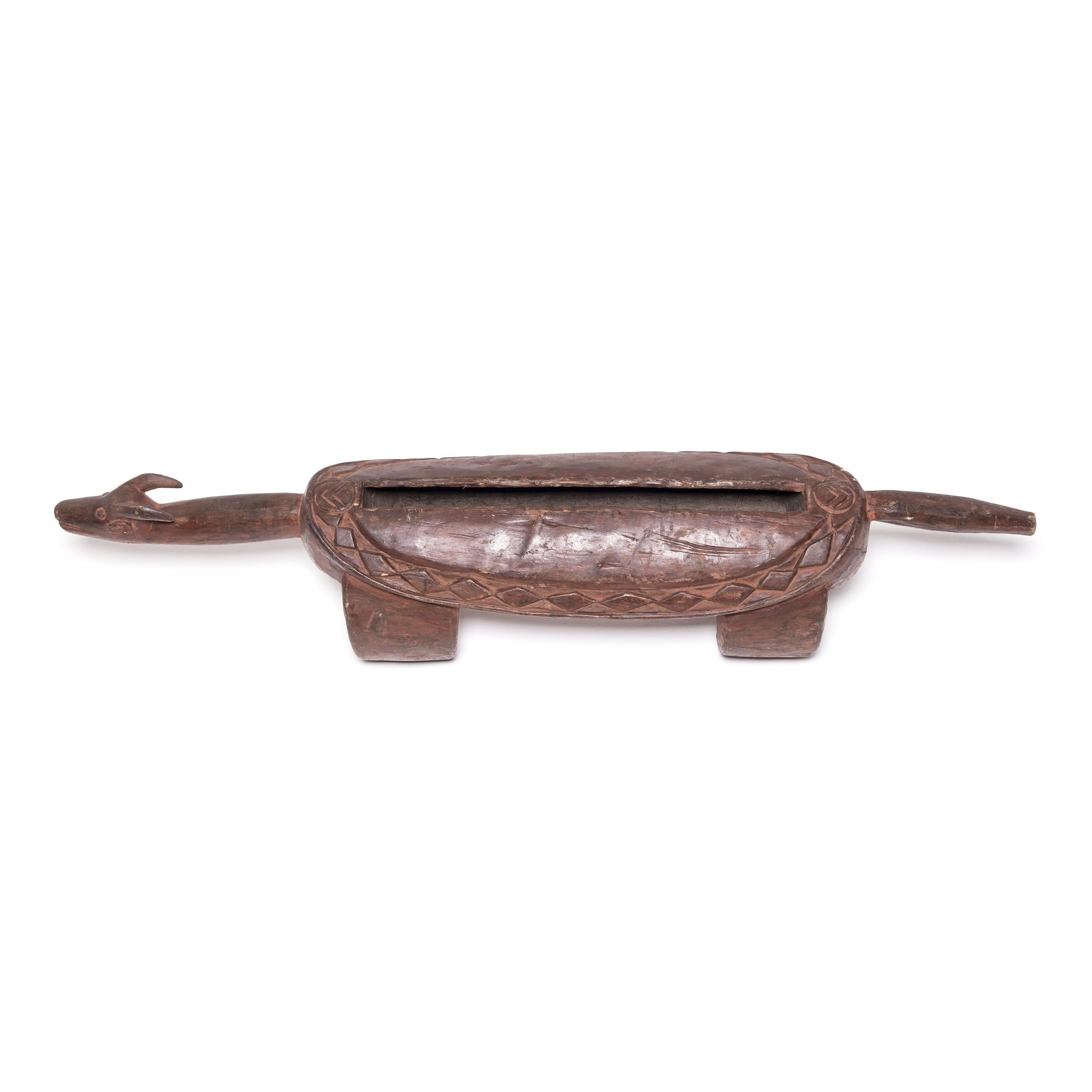 Sculpté à la main Buffle d'Afrique centrale Tambour fendu en vente