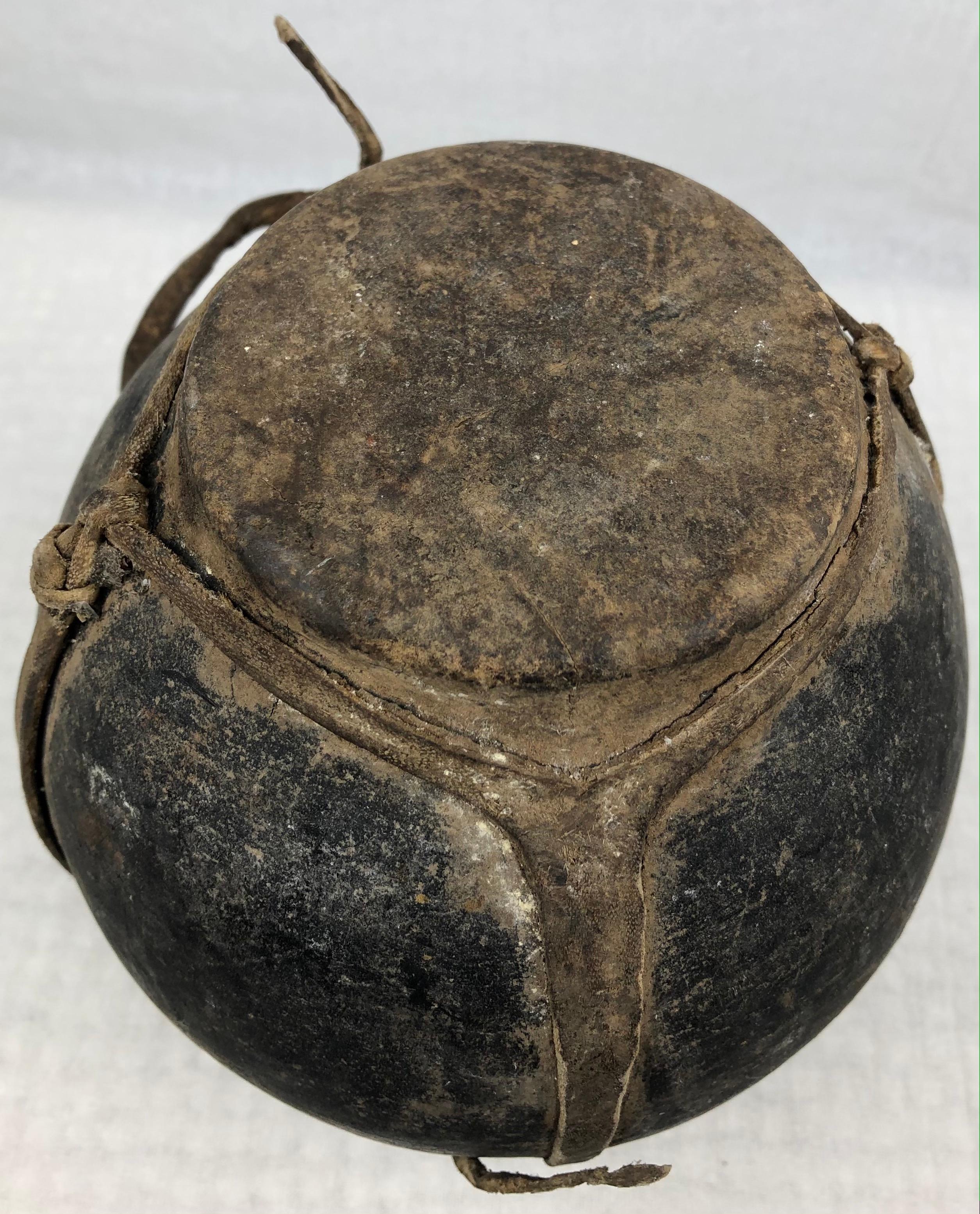 Centrafricain Pot tribal ou vase en bois d'Afrique centrale marron neutre en vente