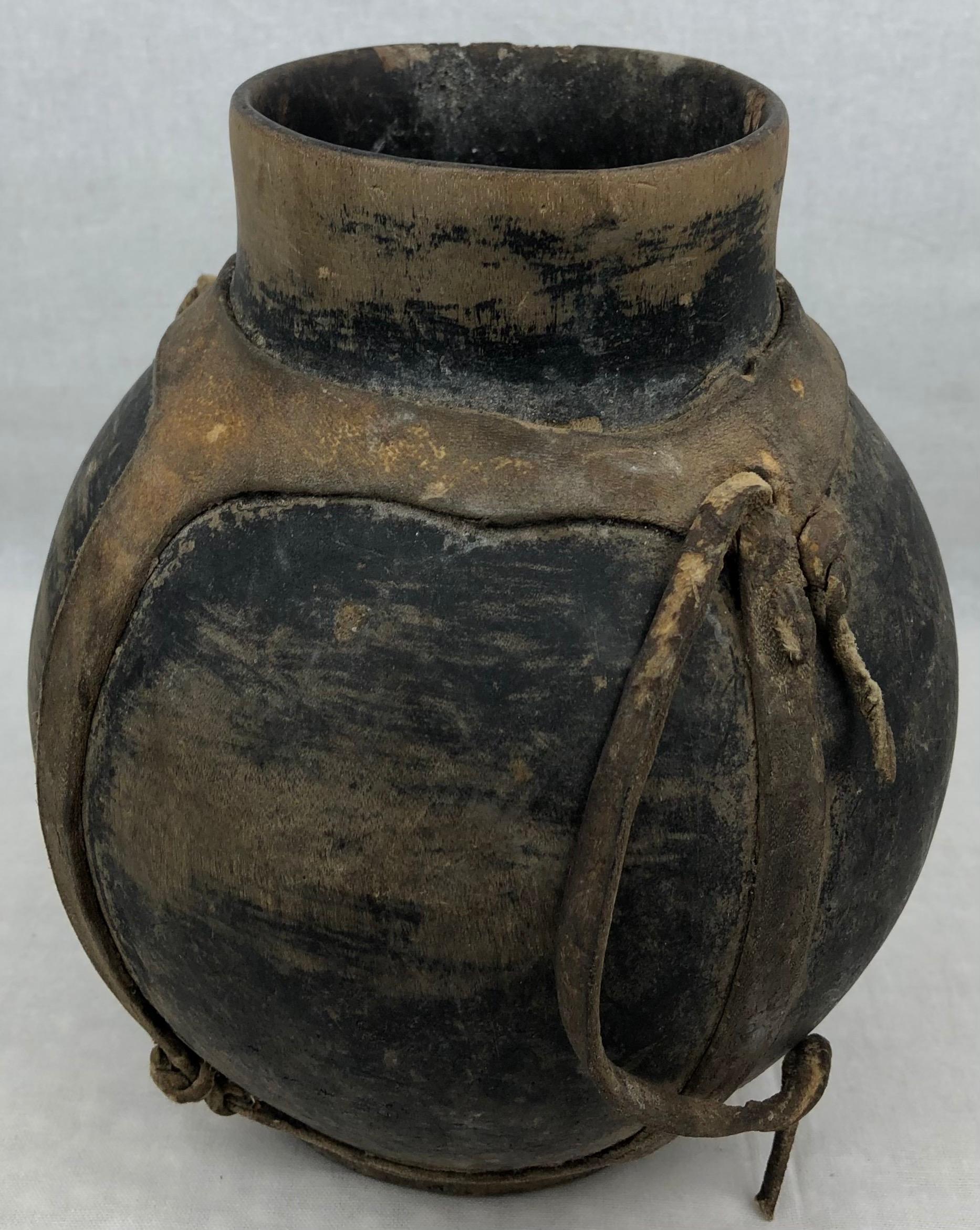 Fait main Pot tribal ou vase en bois d'Afrique centrale marron neutre en vente