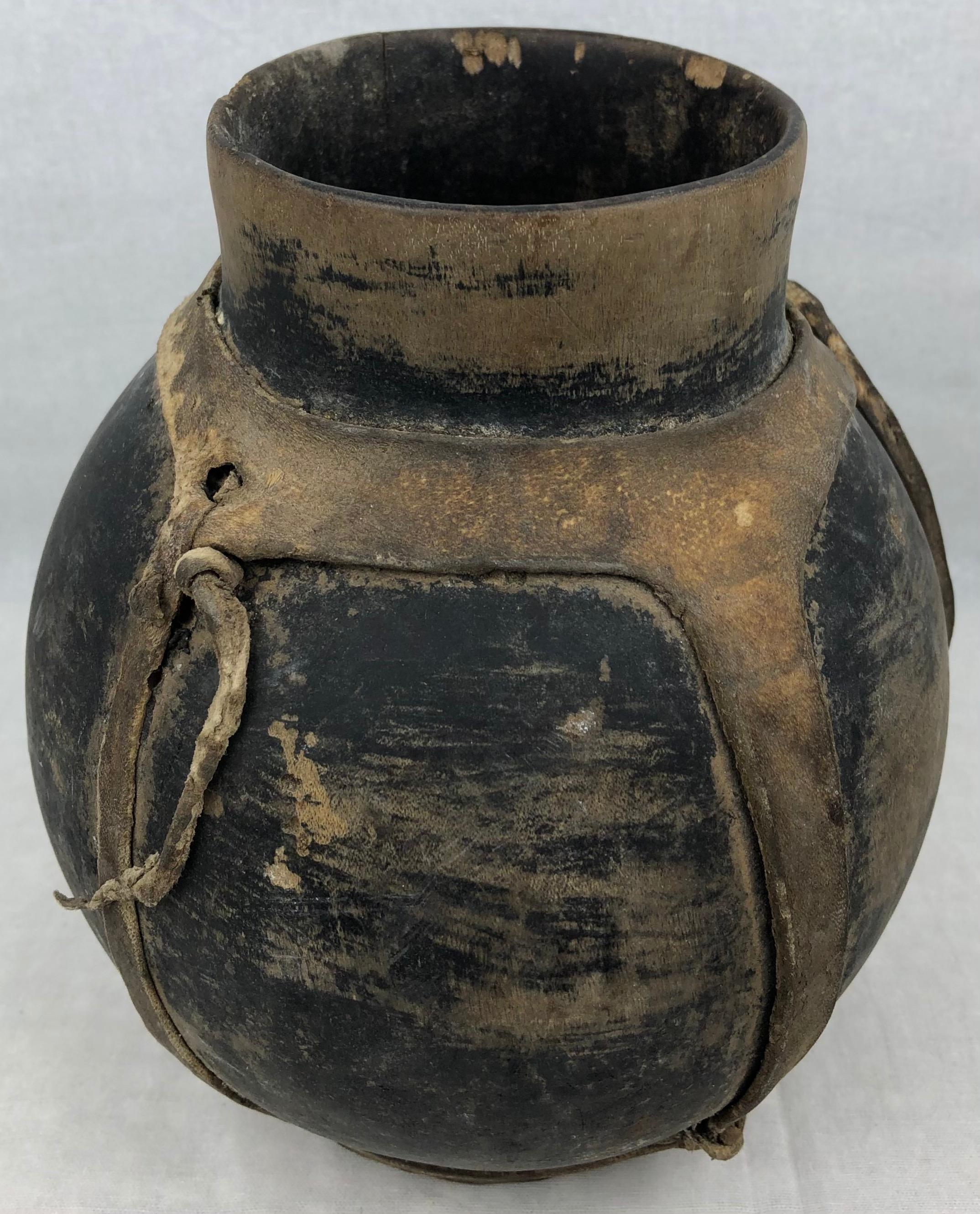 Central African Tribal Pot or Wooden Vase Neutral Brown In Good Condition For Sale In Miami, FL